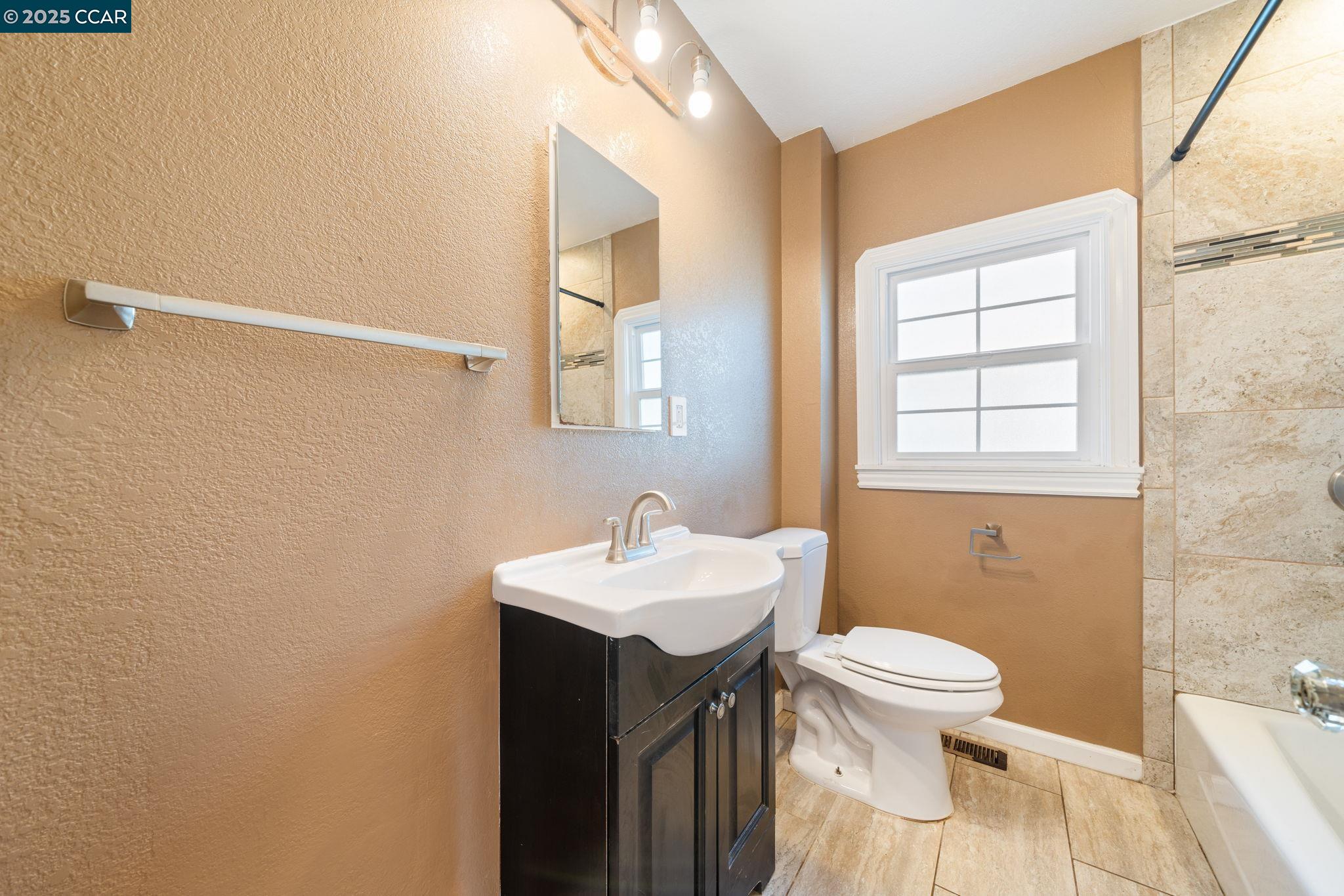 Detail Gallery Image 7 of 27 For 2380 107th Avenue, Oakland,  CA 94603 - 3 Beds | 2 Baths