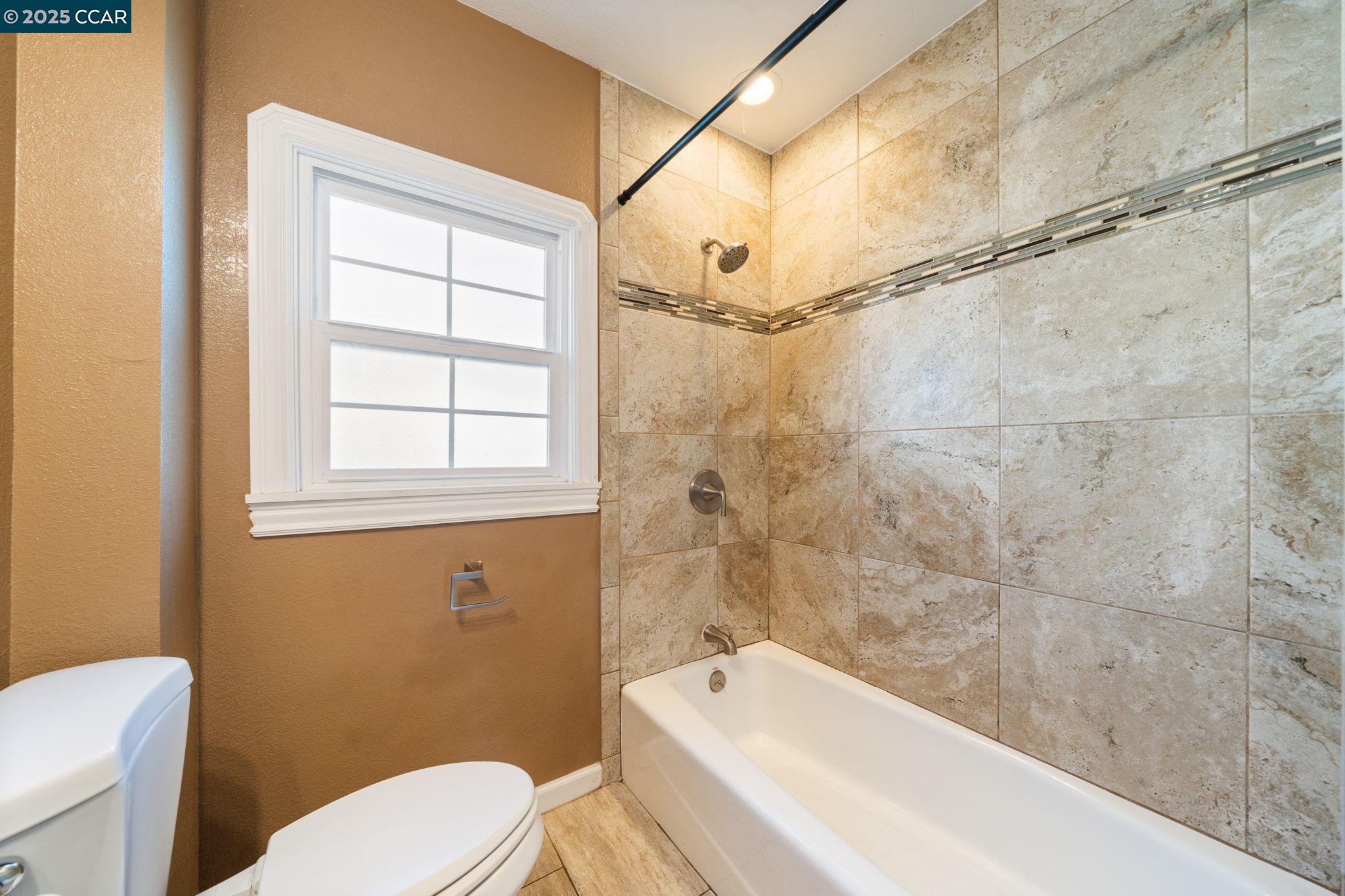 Detail Gallery Image 8 of 27 For 2380 107th Avenue, Oakland,  CA 94603 - 3 Beds | 2 Baths
