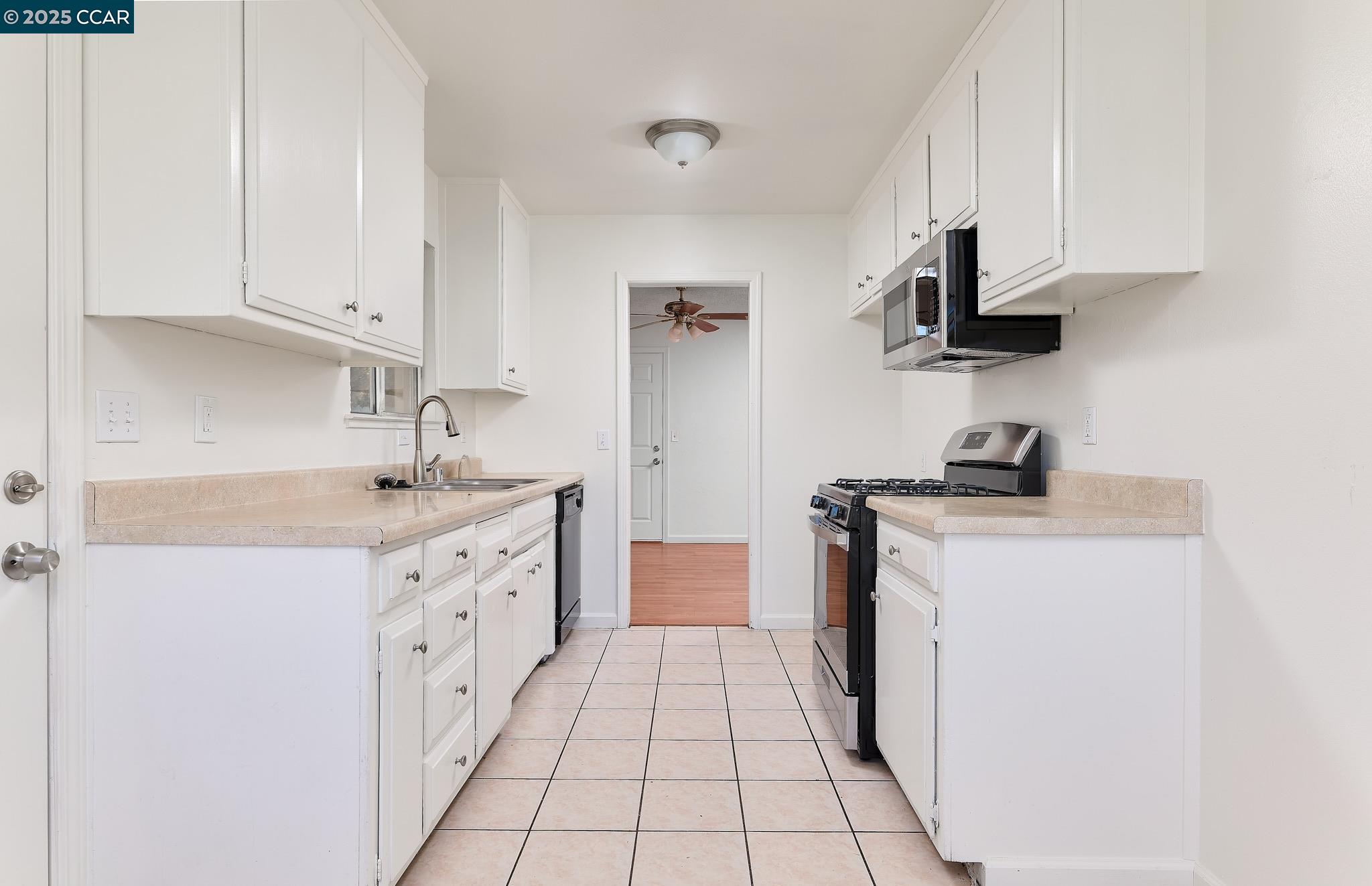 Detail Gallery Image 3 of 18 For 4413 Brandt Way, North Highlands,  CA 95660 - 3 Beds | 1 Baths