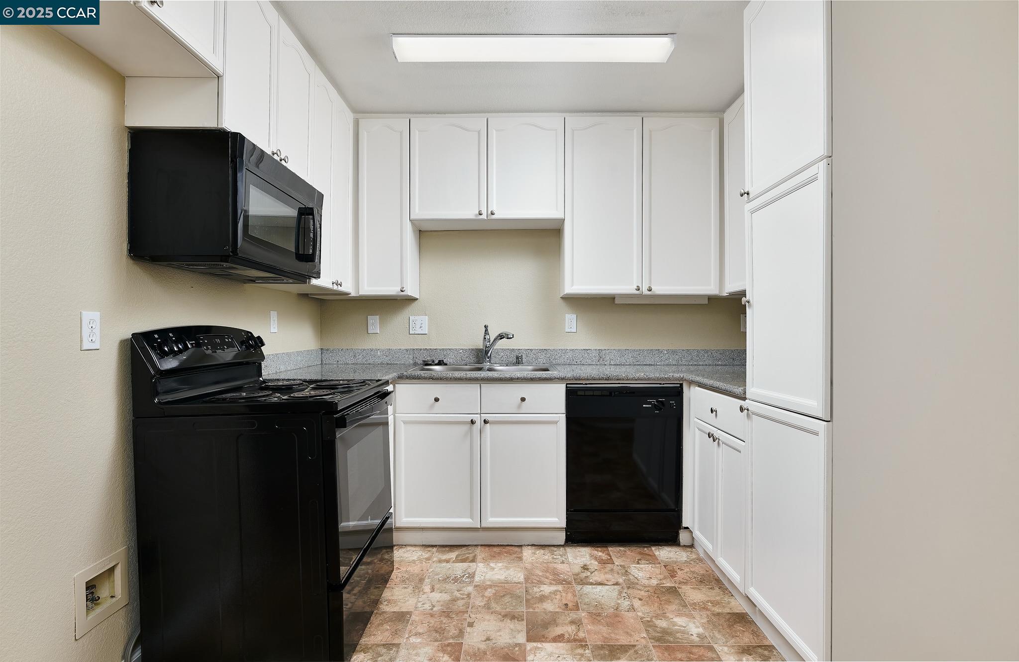 Detail Gallery Image 3 of 20 For 1896 Premier Pl, Concord,  CA 94520 - 3 Beds | 2/1 Baths