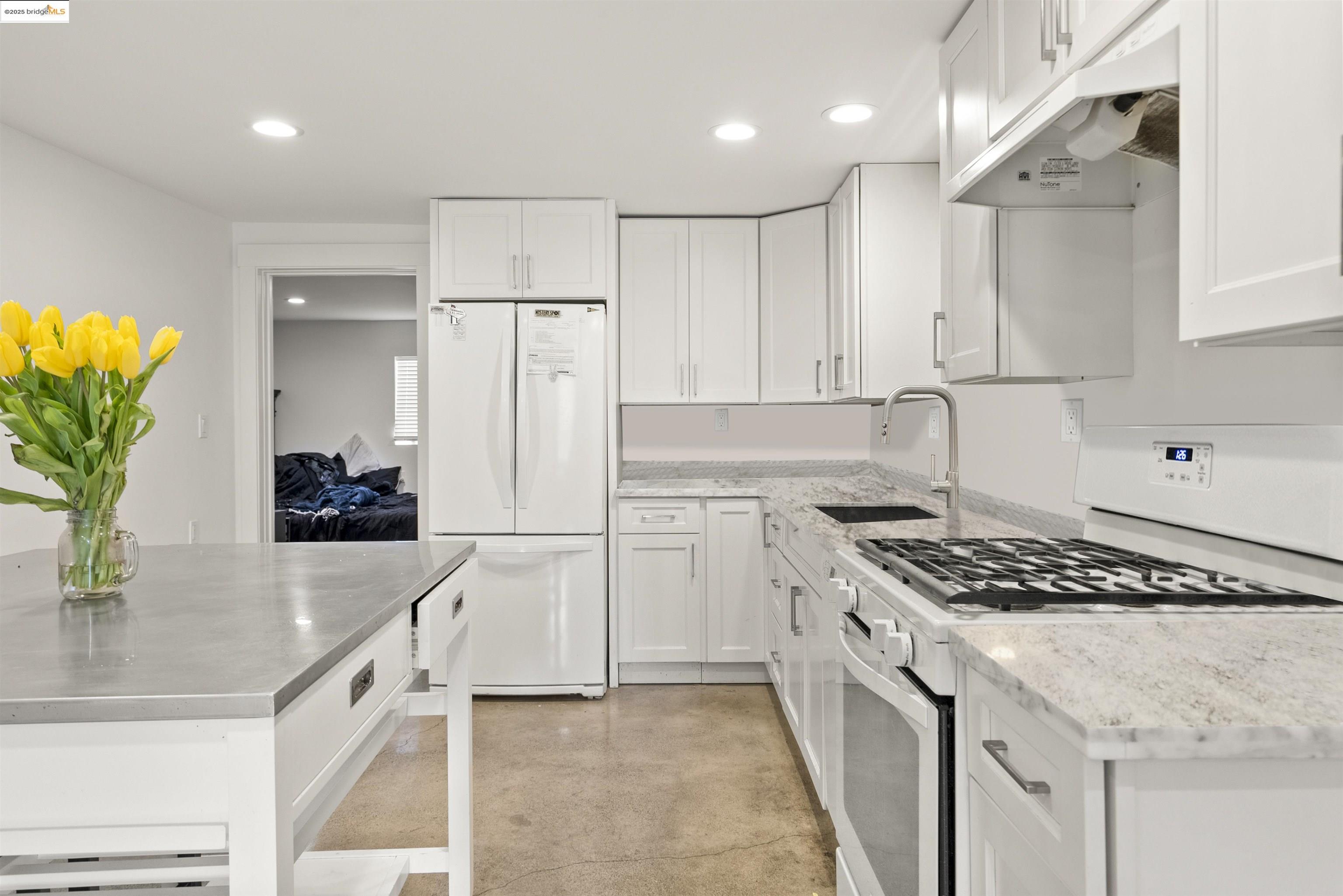 Detail Gallery Image 2 of 21 For 1432 12th St, Oakland,  CA 94607 - – Beds | – Baths