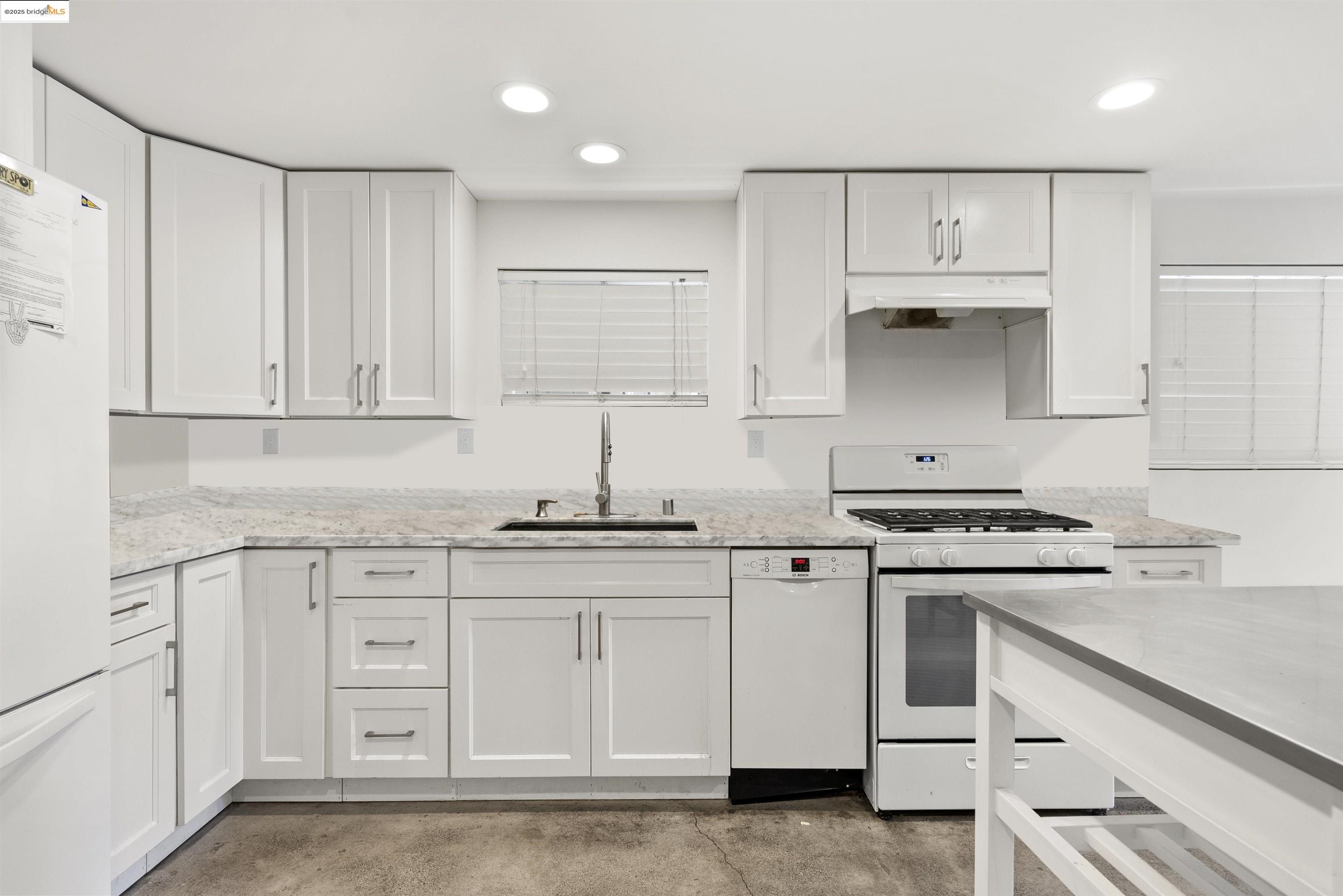 Detail Gallery Image 3 of 21 For 1432 12th St, Oakland,  CA 94607 - – Beds | – Baths