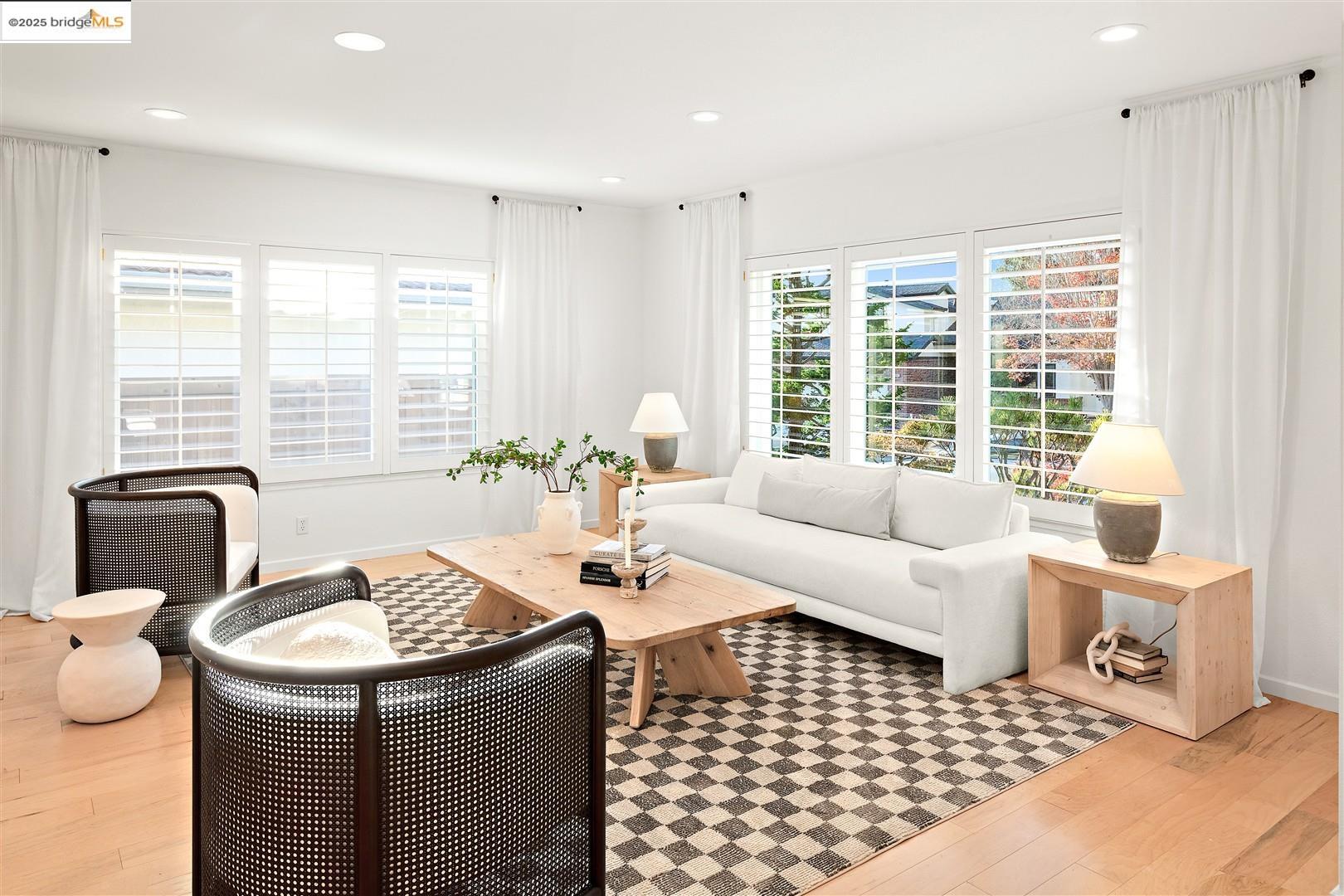 Detail Gallery Image 4 of 57 For 18020 Center St, Castro Valley,  CA 94546 - 3 Beds | 2 Baths