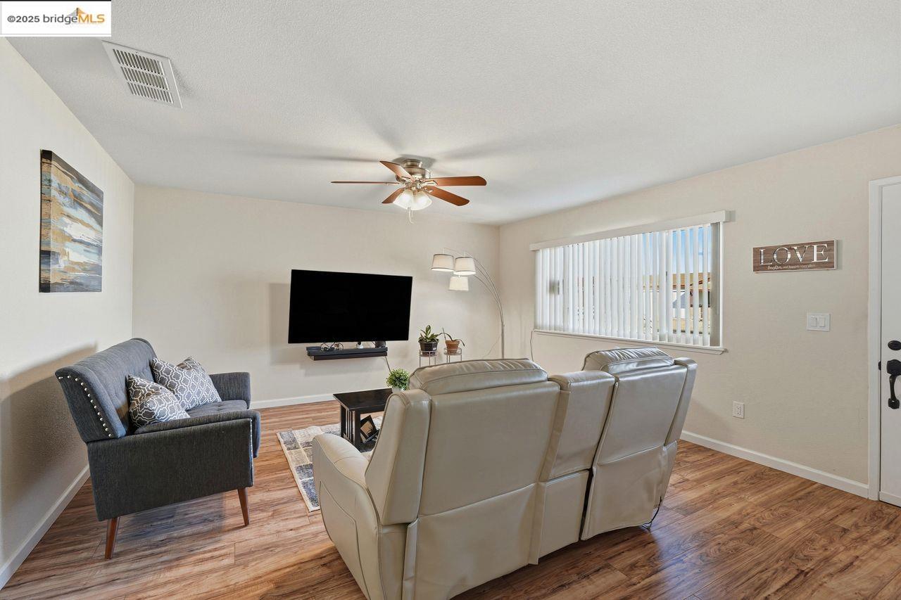 Detail Gallery Image 4 of 29 For 16235 Suzie Q Lane, Lathrop,  CA 95330 - 3 Beds | 2 Baths