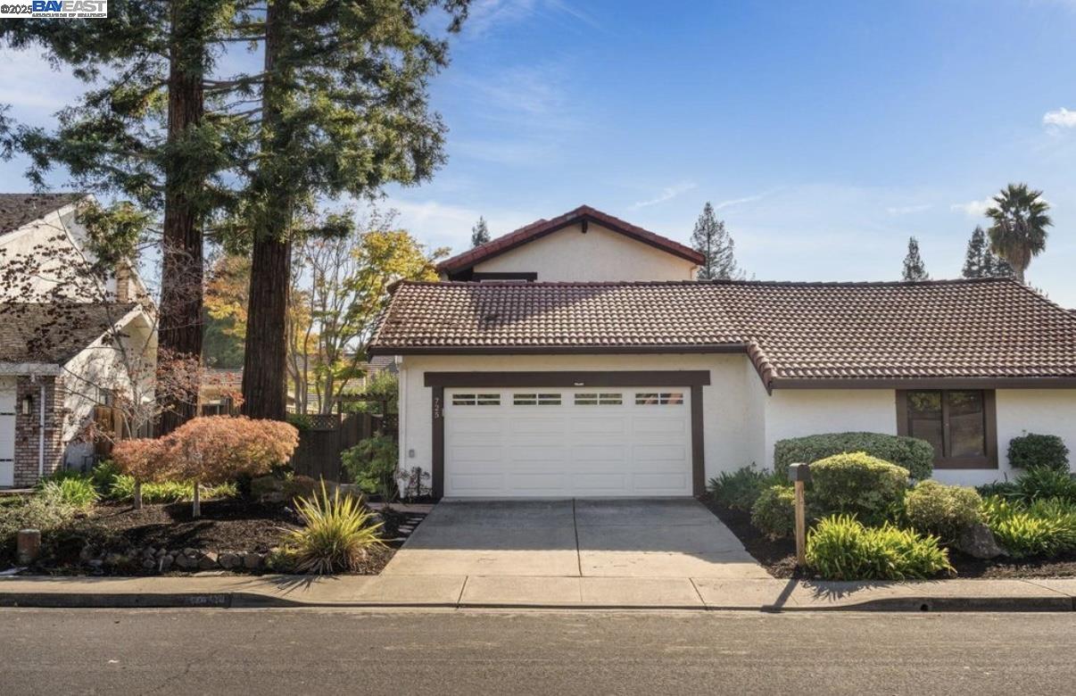 Detail Gallery Image 2 of 38 For 725 Old Creek Rd, Danville,  CA 94526 - 3 Beds | 2/1 Baths