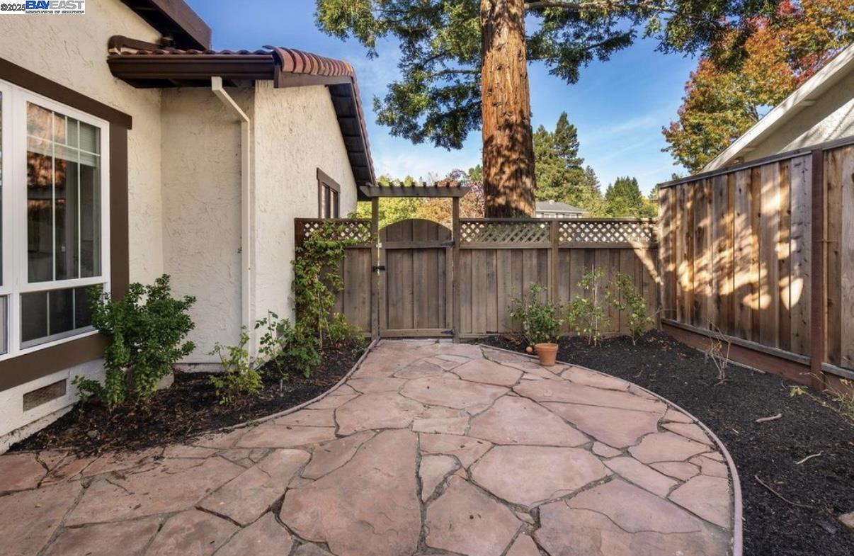 Detail Gallery Image 5 of 38 For 725 Old Creek Rd, Danville,  CA 94526 - 3 Beds | 2/1 Baths