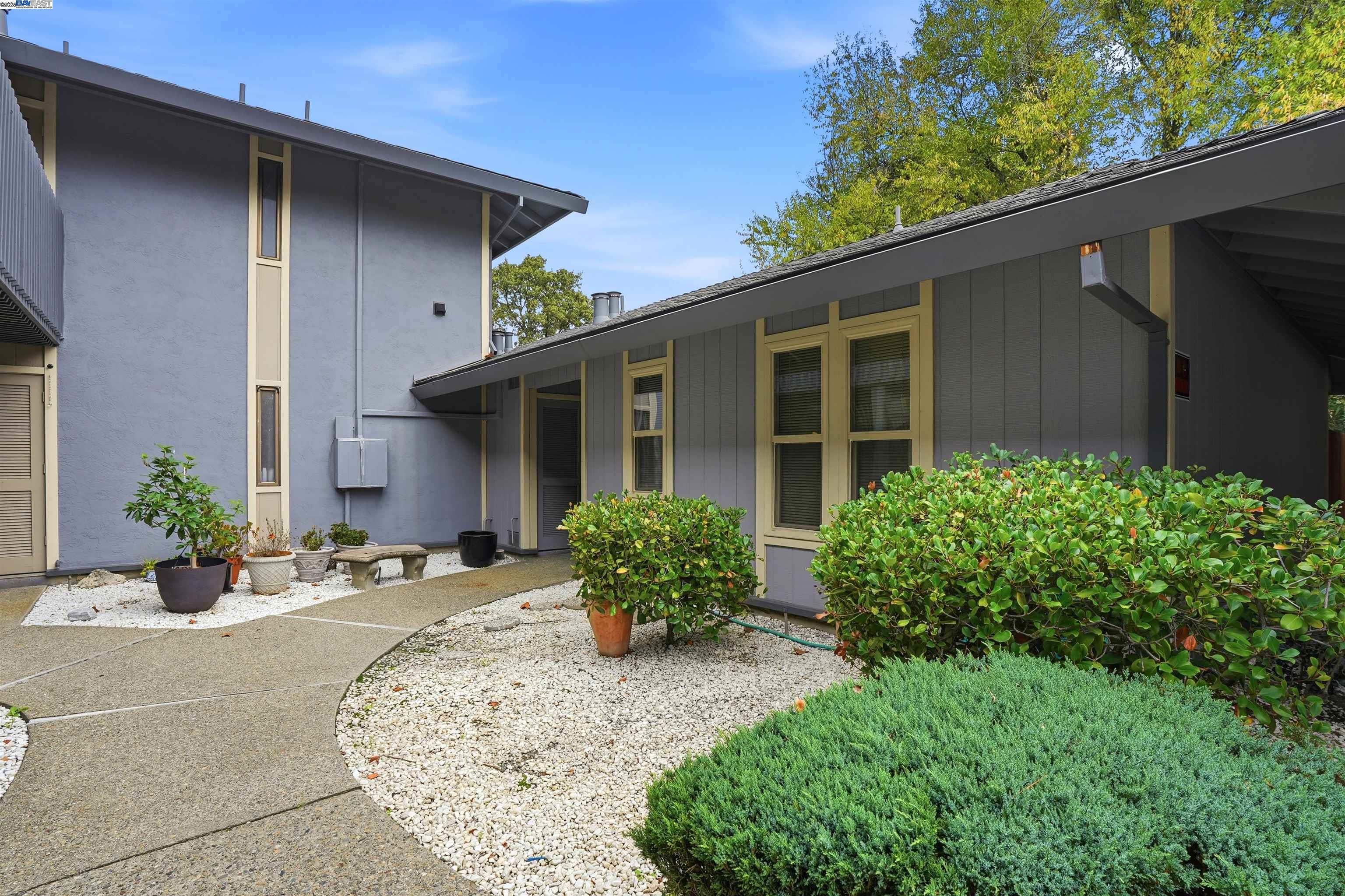 Detail Gallery Image 2 of 29 For 1930 Camino Verde a,  Walnut Creek,  CA 94597 - 3 Beds | 2 Baths