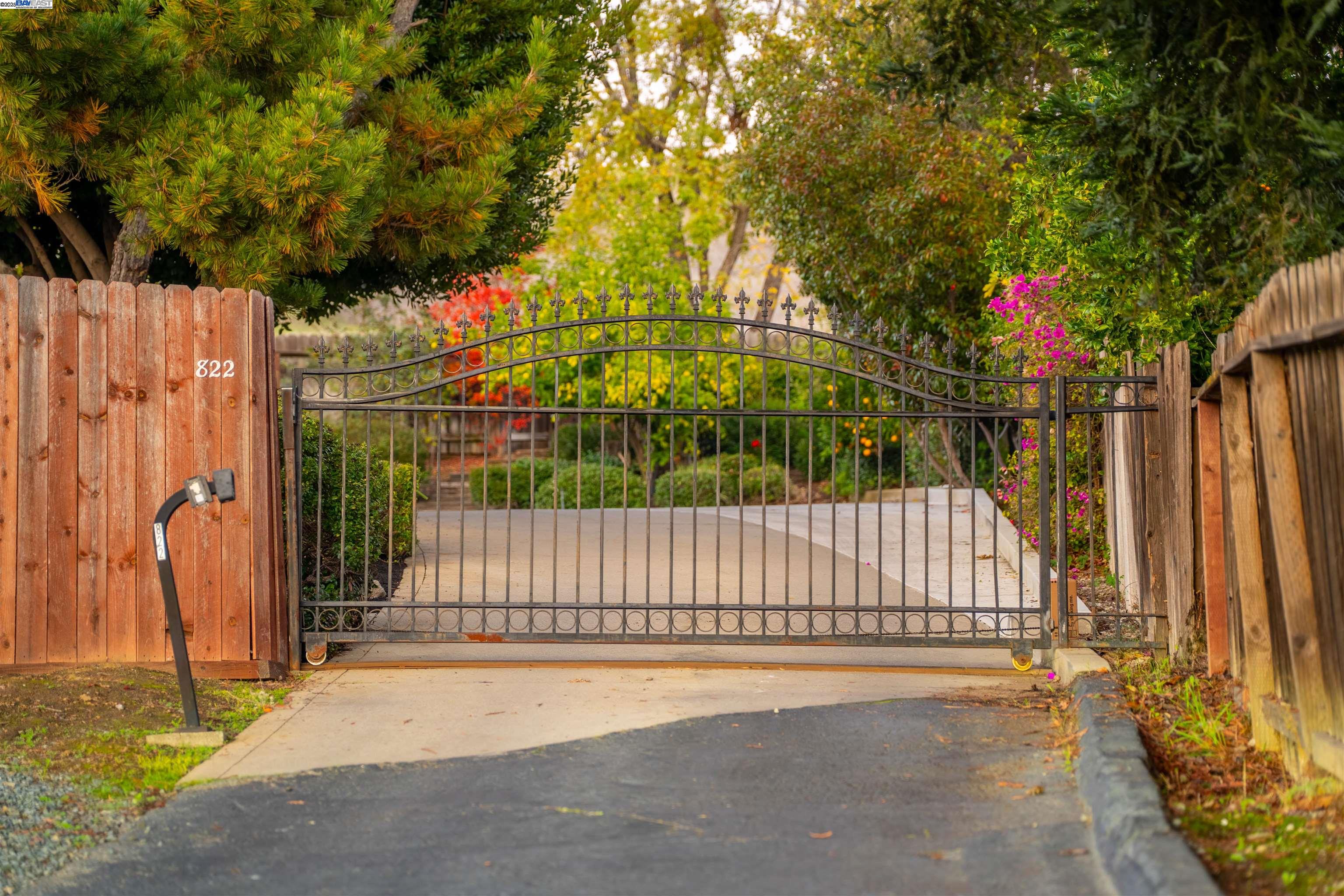 Detail Gallery Image 2 of 60 For 822 Navaronne Wy, Concord,  CA 94518-2173 - 6 Beds | 4 Baths