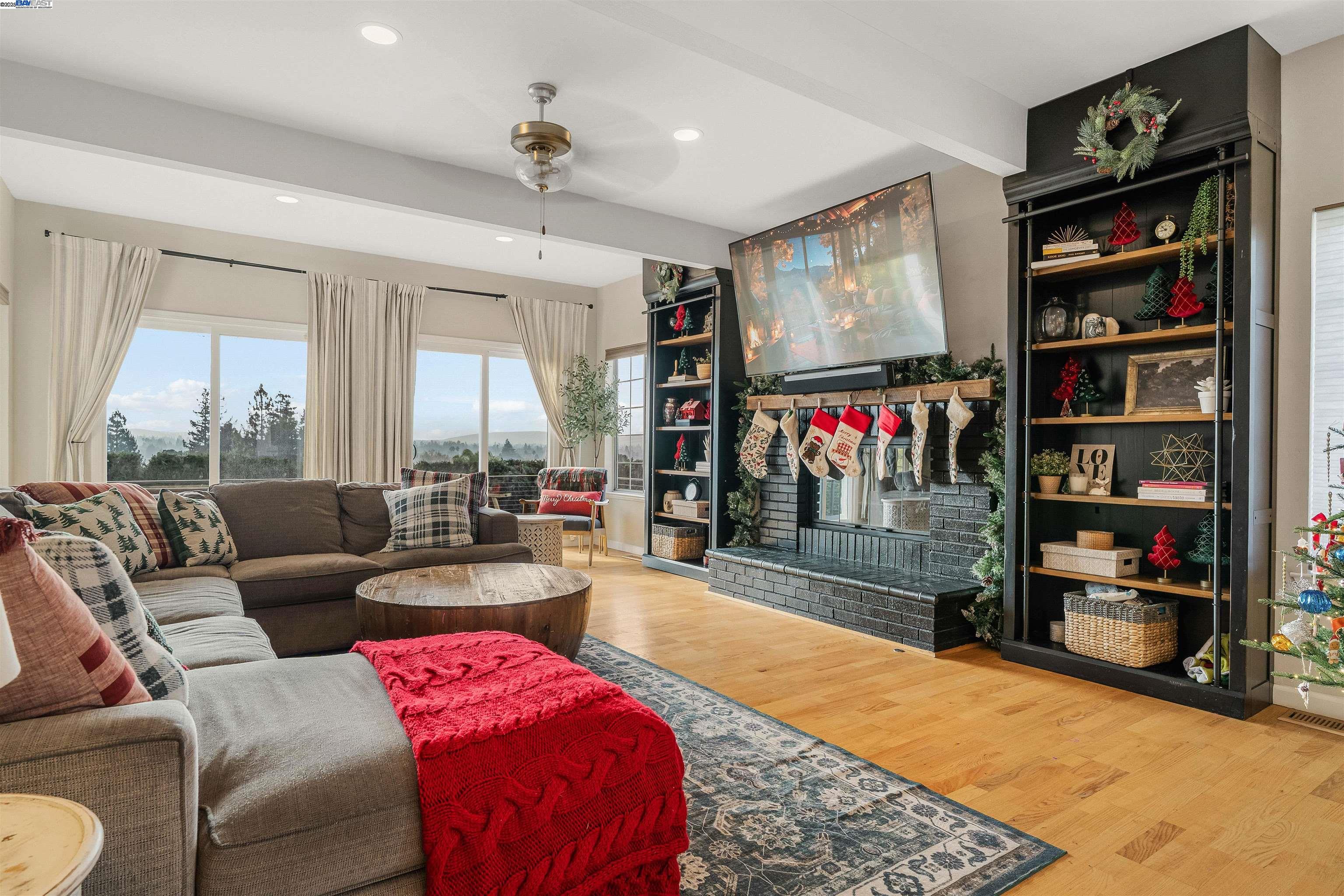 Detail Gallery Image 11 of 60 For 822 Navaronne Wy, Concord,  CA 94518-2173 - 6 Beds | 4 Baths