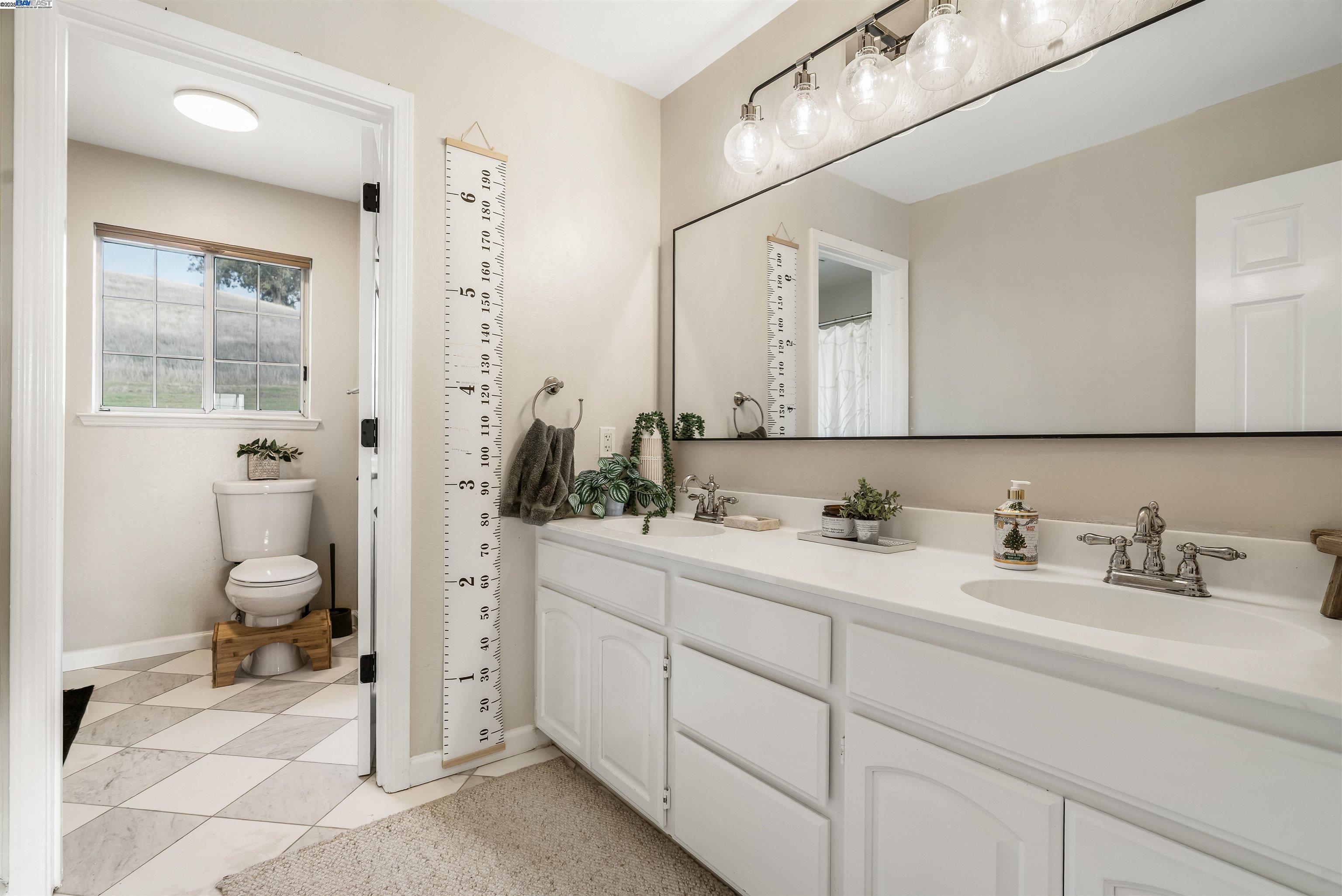 Detail Gallery Image 16 of 60 For 822 Navaronne Wy, Concord,  CA 94518-2173 - 6 Beds | 4 Baths