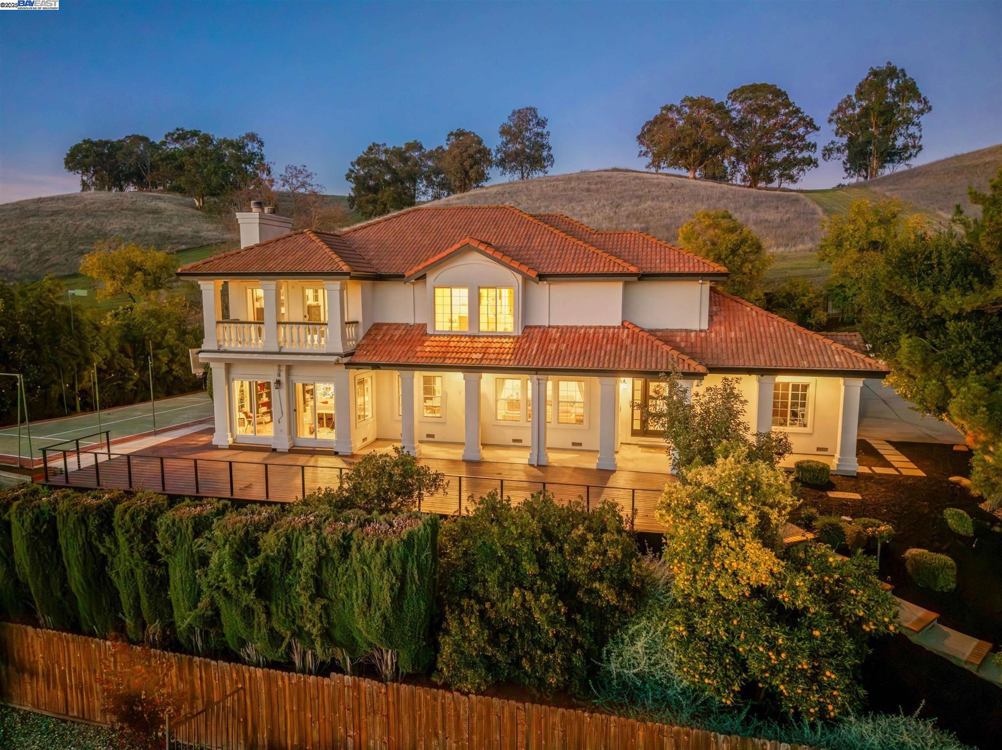 Detail Gallery Image 17 of 60 For 822 Navaronne Wy, Concord,  CA 94518-2173 - 6 Beds | 4 Baths