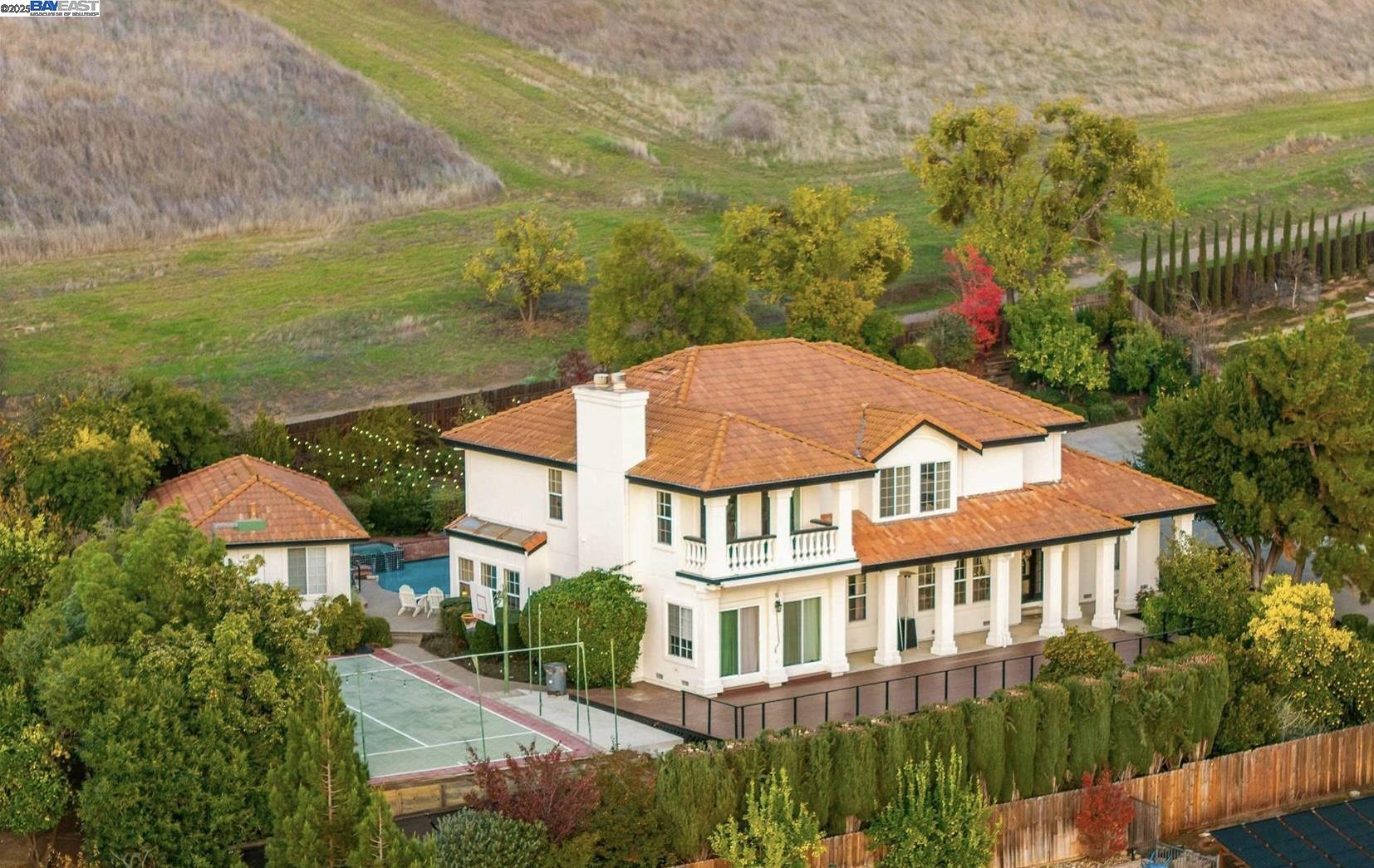 Detail Gallery Image 19 of 60 For 822 Navaronne Wy, Concord,  CA 94518-2173 - 6 Beds | 4 Baths