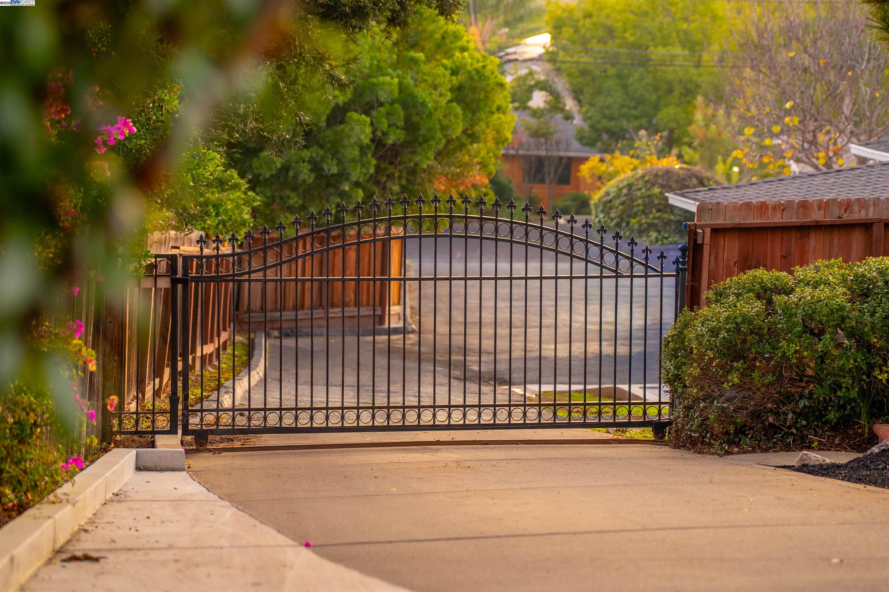 Detail Gallery Image 3 of 60 For 822 Navaronne Wy, Concord,  CA 94518-2173 - 6 Beds | 4 Baths
