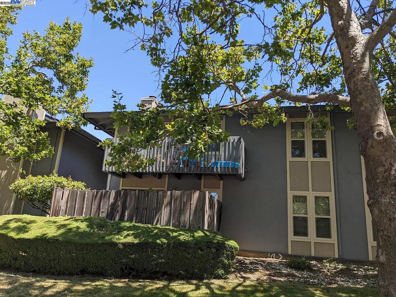 Detail Gallery Image 2 of 11 For 1930 Camino Verde #D,  Walnut Creek,  CA 94597 - 2 Beds | 1 Baths