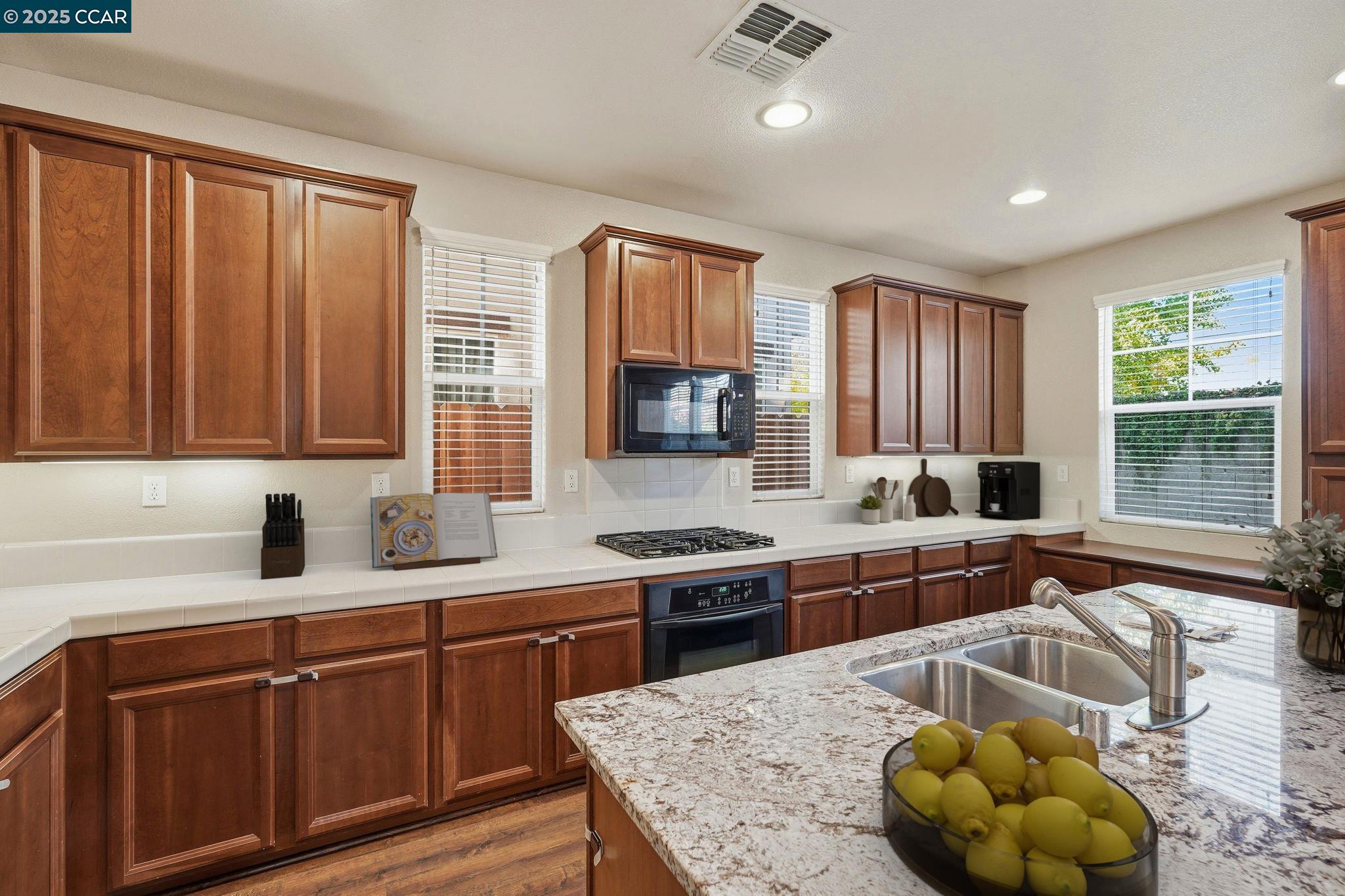 Detail Gallery Image 2 of 38 For 3893 Purple Finch Ln, Modesto,  CA 95355 - 3 Beds | 2/1 Baths