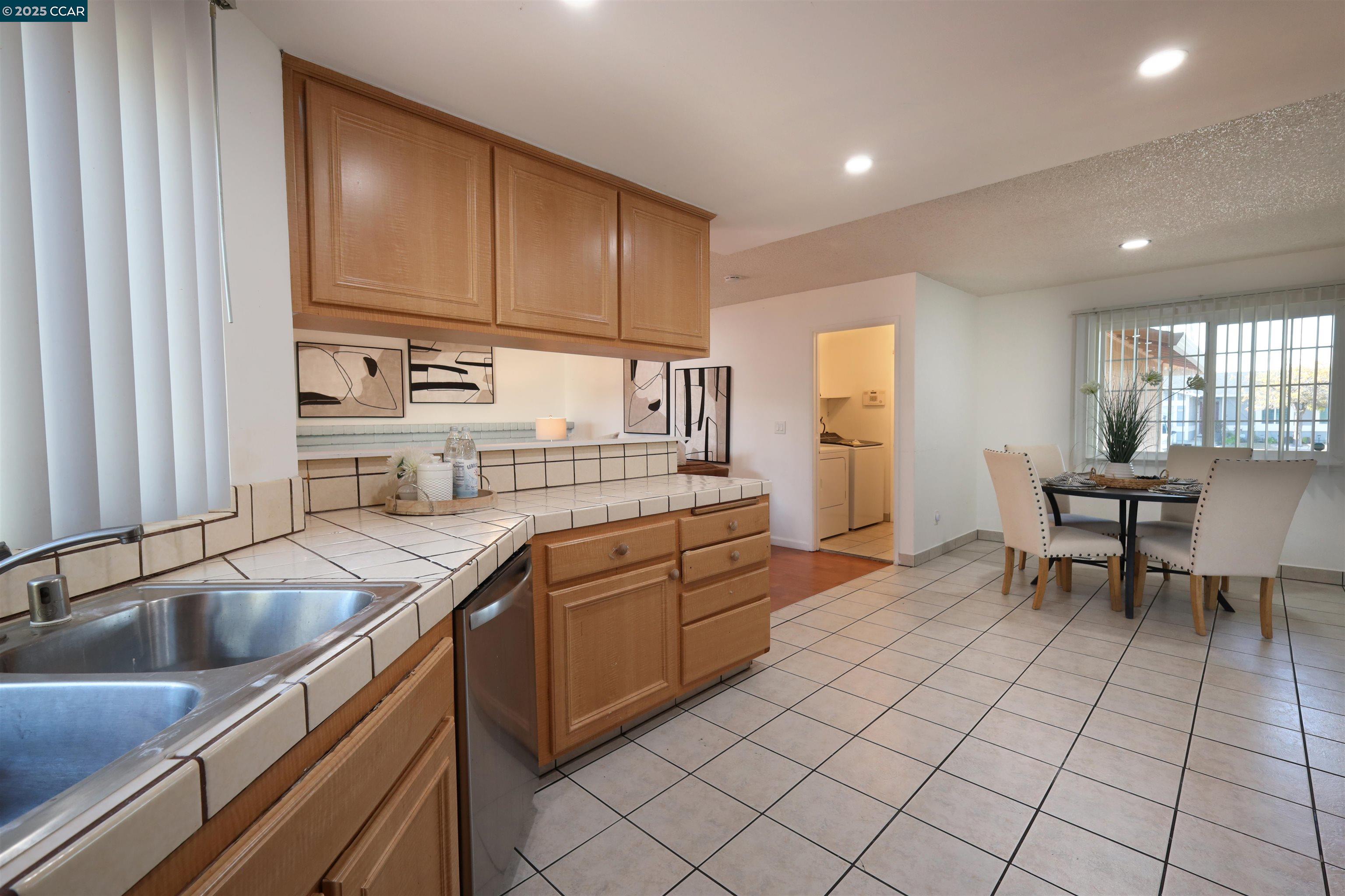 Detail Gallery Image 13 of 52 For 2105 Greenwood Pl, Pittsburg,  CA 94565 - 3 Beds | 2 Baths