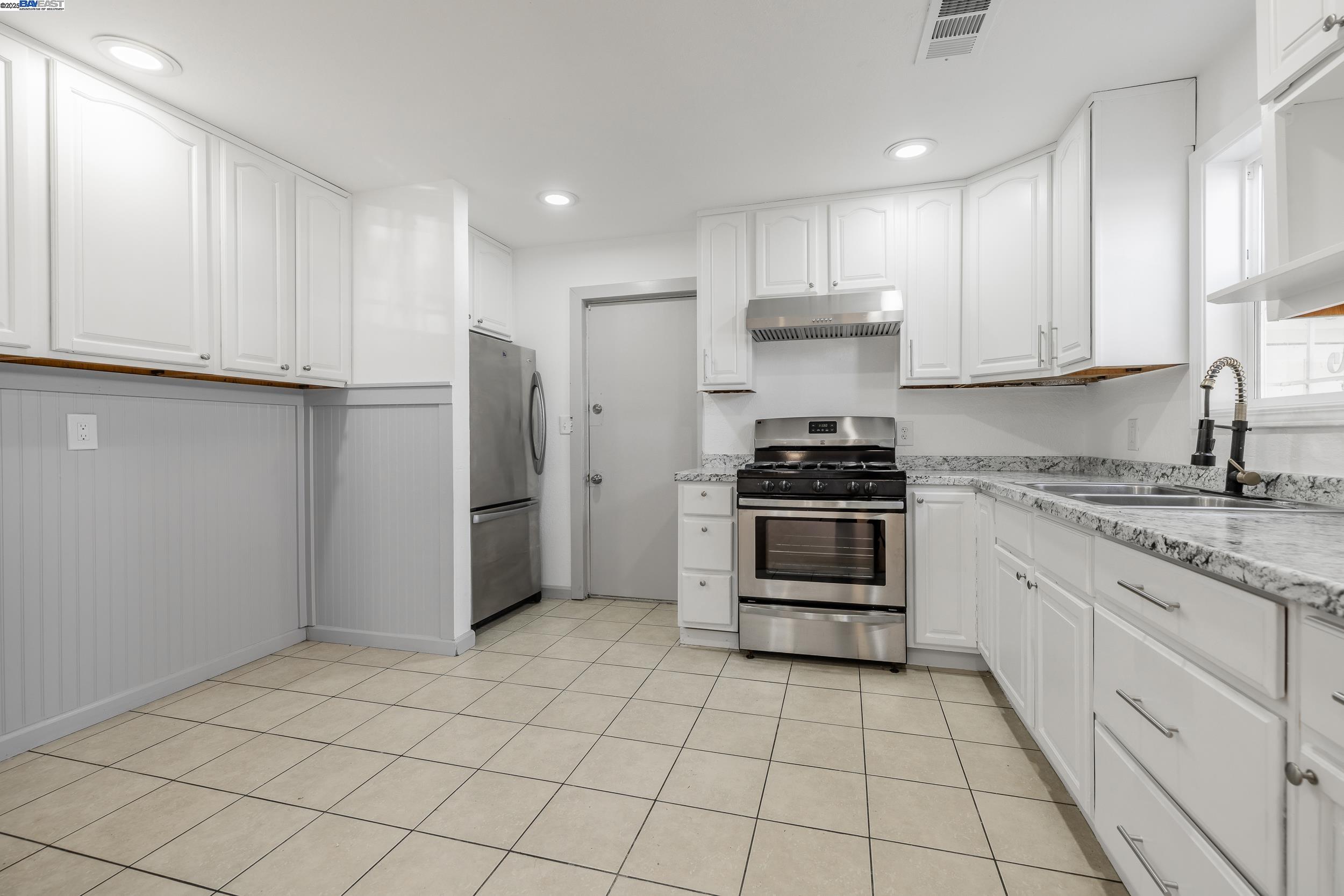 Detail Gallery Image 11 of 32 For 1127 60th Ave, Oakland,  CA 94621 - 4 Beds | 2 Baths