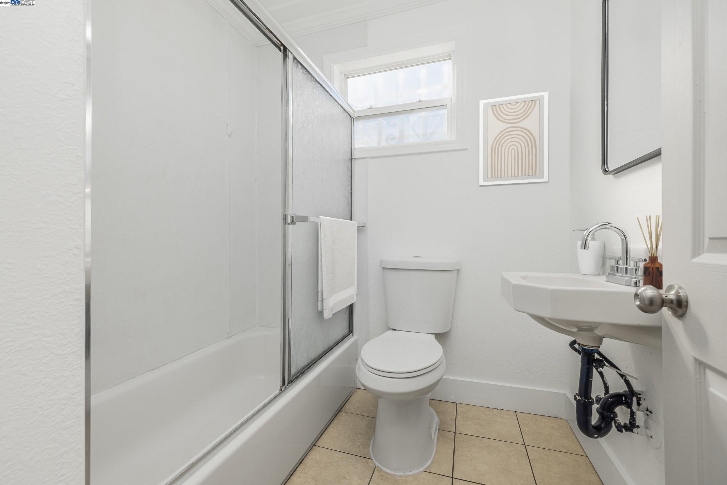 Detail Gallery Image 12 of 32 For 1127 60th Ave, Oakland,  CA 94621 - 4 Beds | 2 Baths