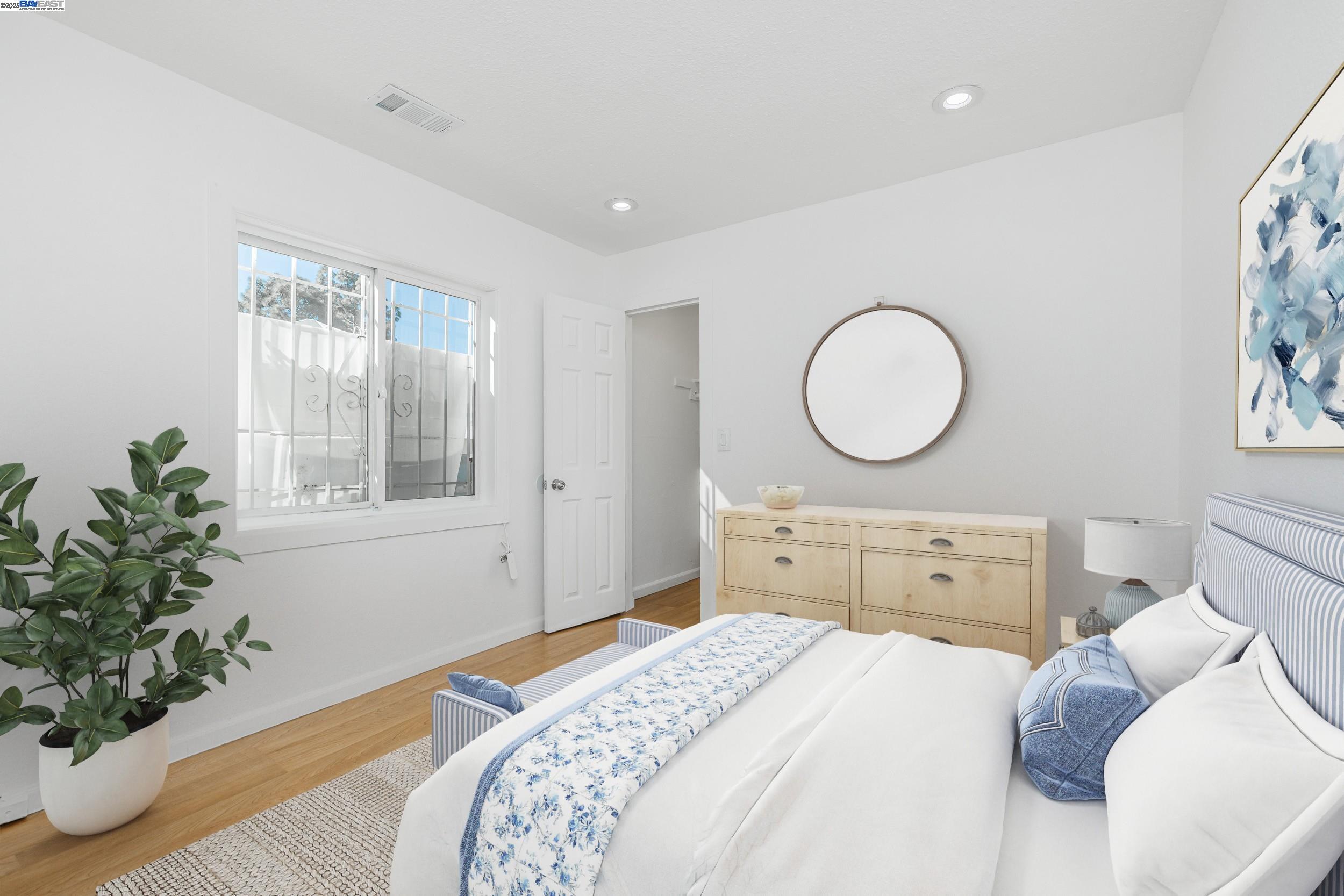 Detail Gallery Image 13 of 32 For 1127 60th Ave, Oakland,  CA 94621 - 4 Beds | 2 Baths