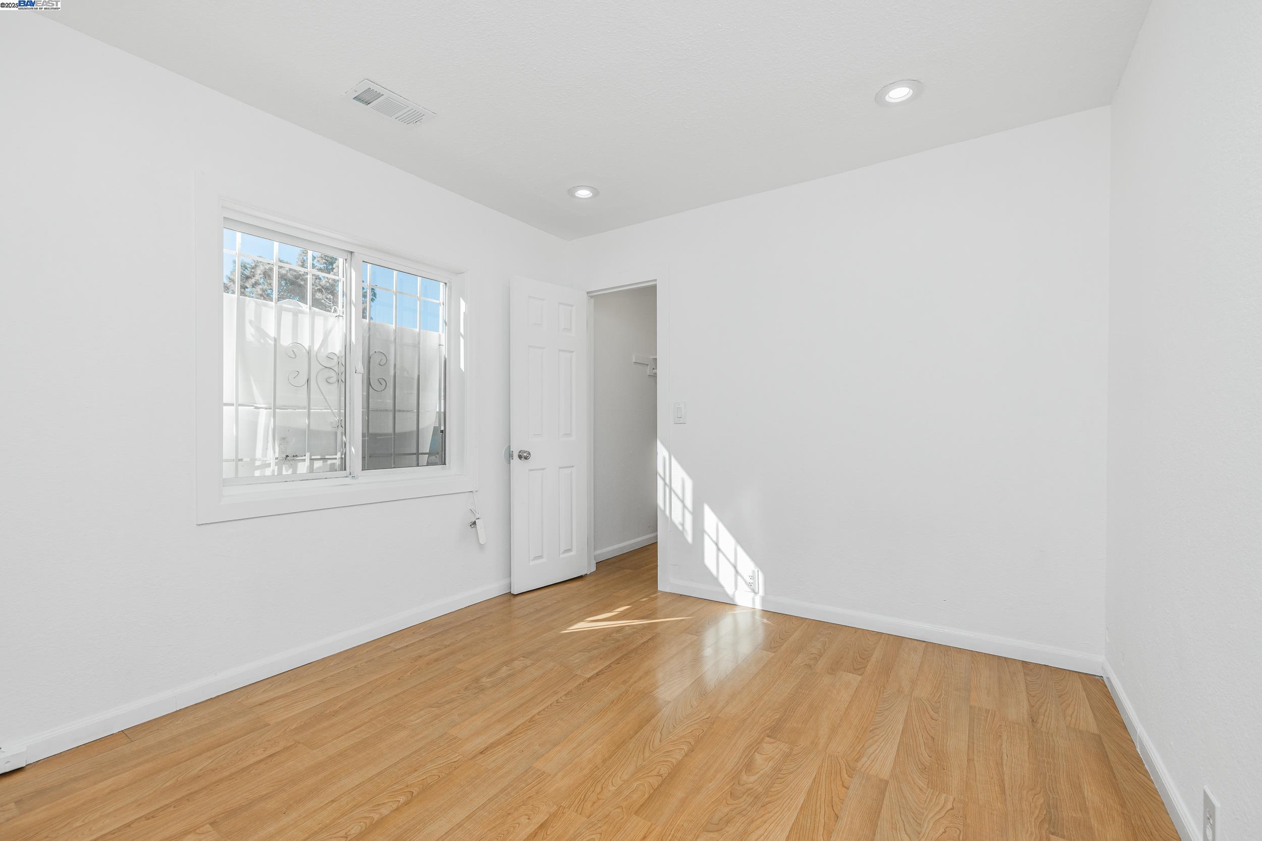 Detail Gallery Image 16 of 32 For 1127 60th Ave, Oakland,  CA 94621 - 4 Beds | 2 Baths