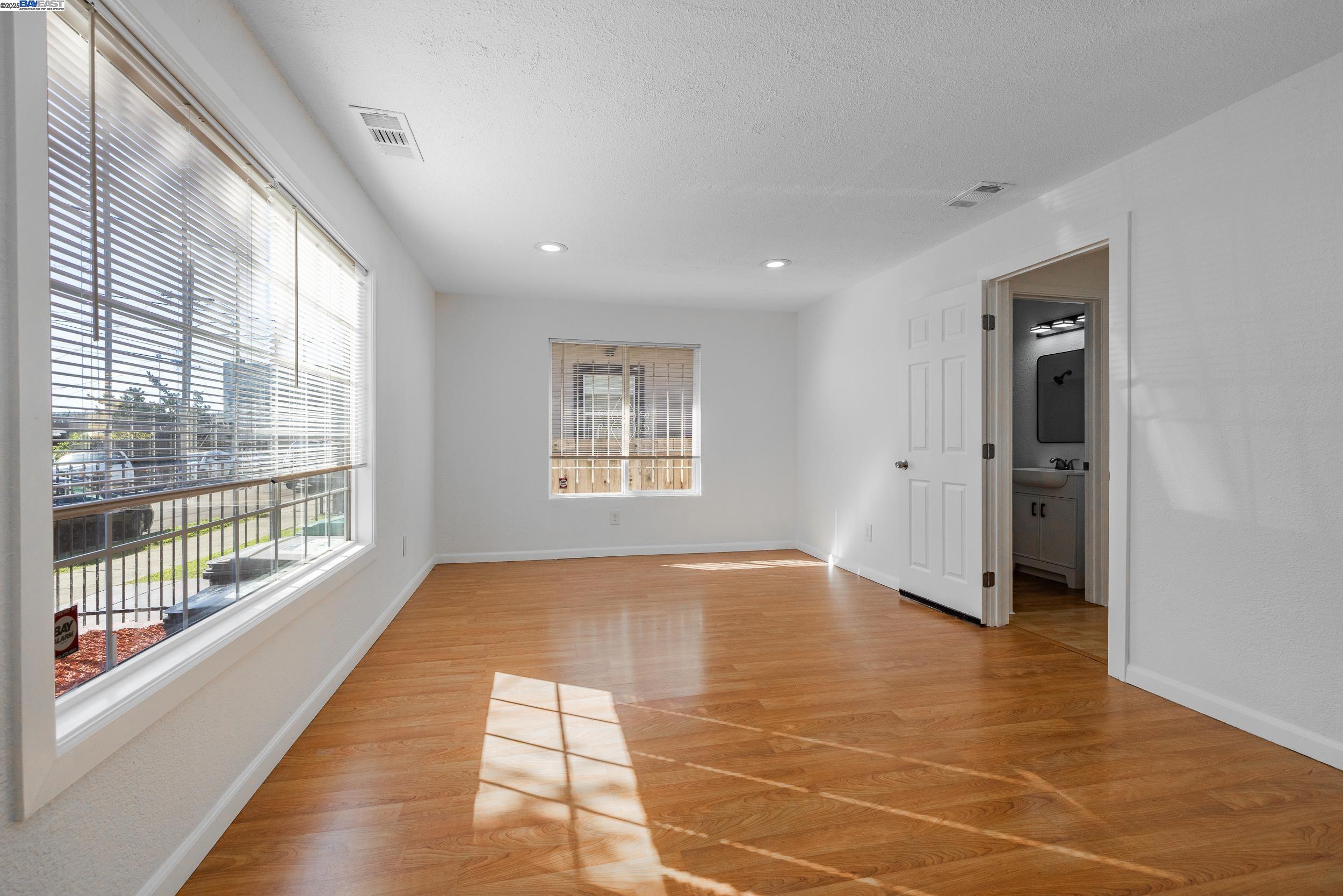 Detail Gallery Image 22 of 32 For 1127 60th Ave, Oakland,  CA 94621 - 4 Beds | 2 Baths