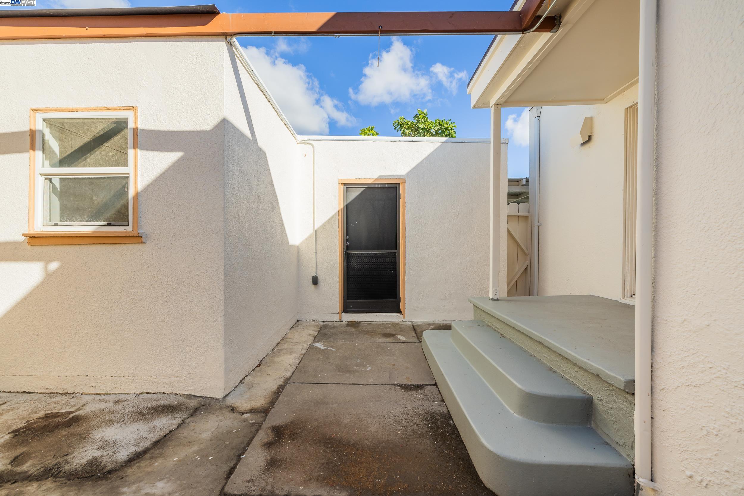 Detail Gallery Image 27 of 32 For 1127 60th Ave, Oakland,  CA 94621 - 4 Beds | 2 Baths