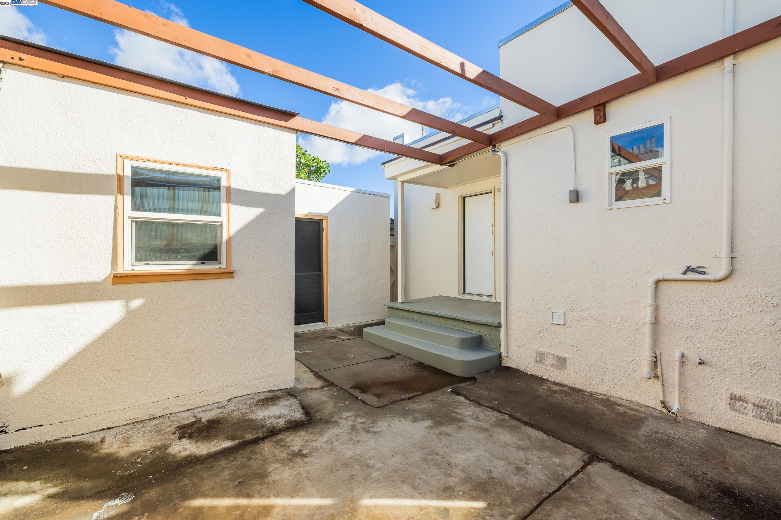 Detail Gallery Image 28 of 32 For 1127 60th Ave, Oakland,  CA 94621 - 4 Beds | 2 Baths