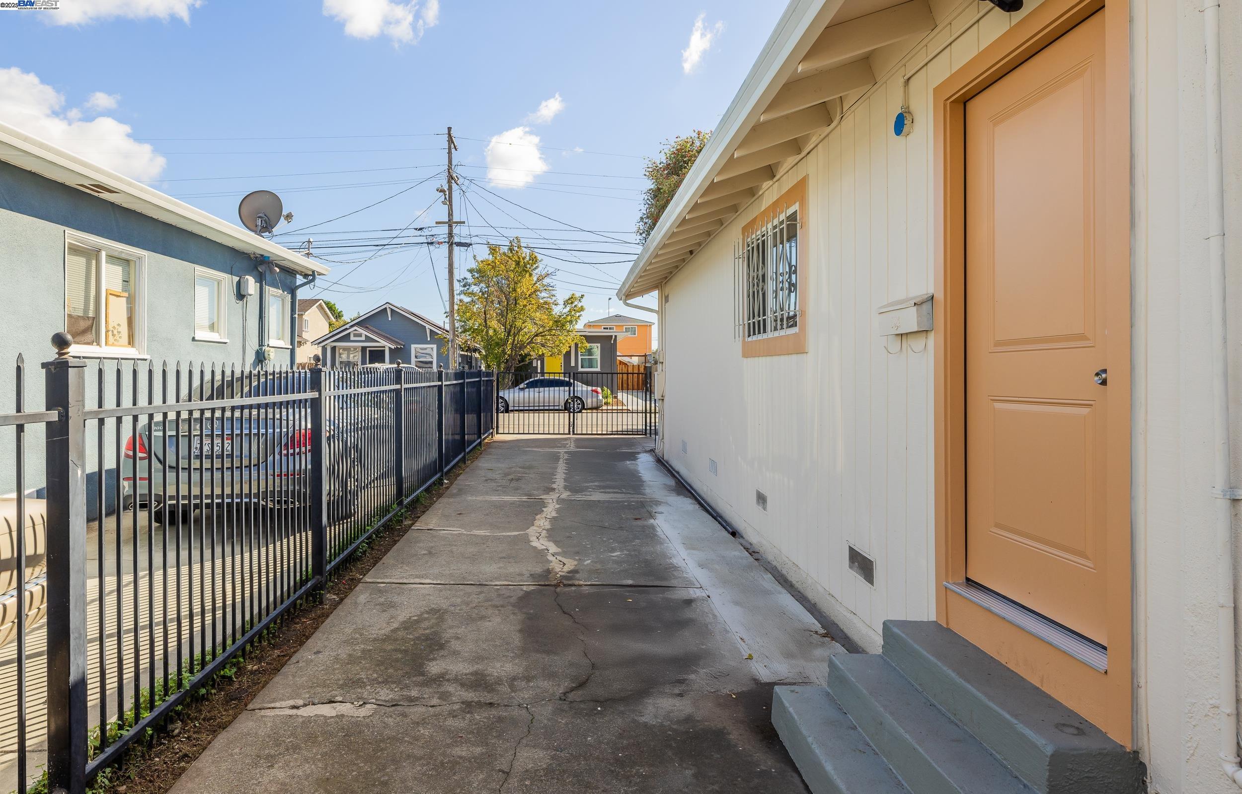 Detail Gallery Image 5 of 32 For 1127 60th Ave, Oakland,  CA 94621 - 4 Beds | 2 Baths