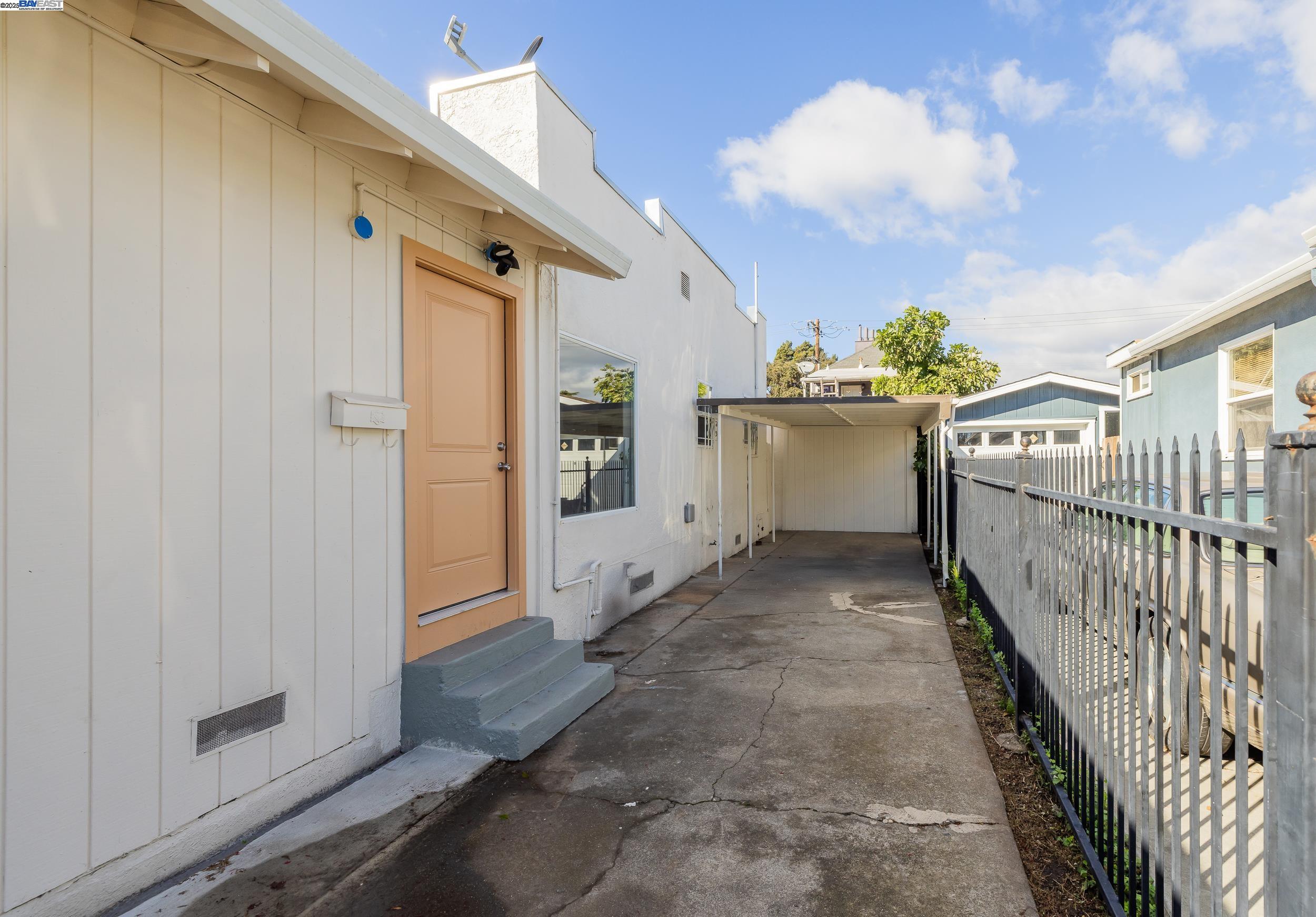 Detail Gallery Image 6 of 32 For 1127 60th Ave, Oakland,  CA 94621 - 4 Beds | 2 Baths