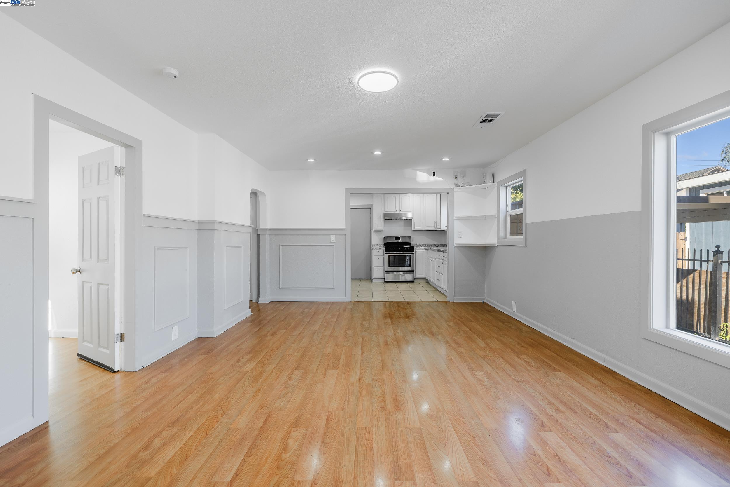 Detail Gallery Image 8 of 32 For 1127 60th Ave, Oakland,  CA 94621 - 4 Beds | 2 Baths