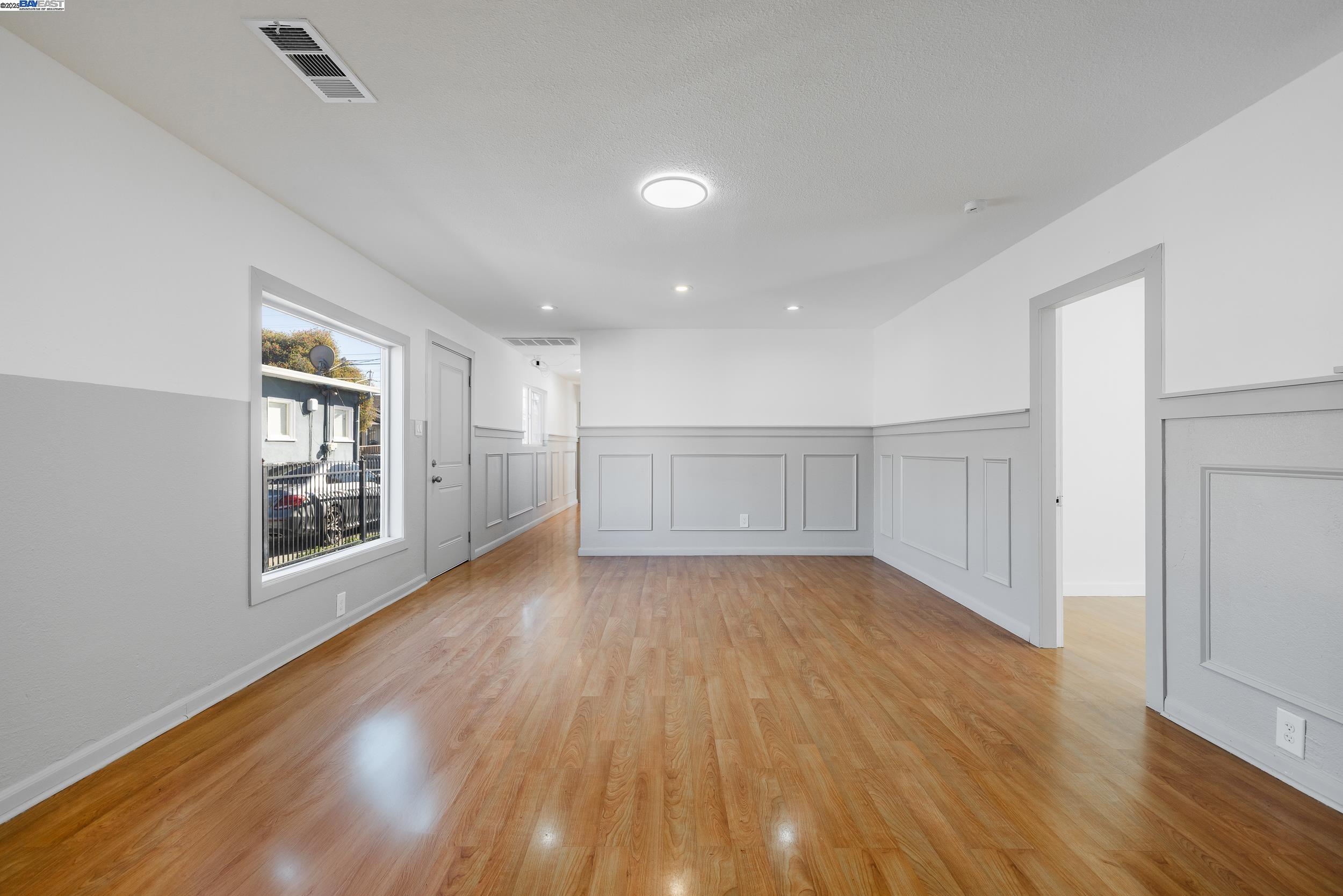 Detail Gallery Image 9 of 32 For 1127 60th Ave, Oakland,  CA 94621 - 4 Beds | 2 Baths