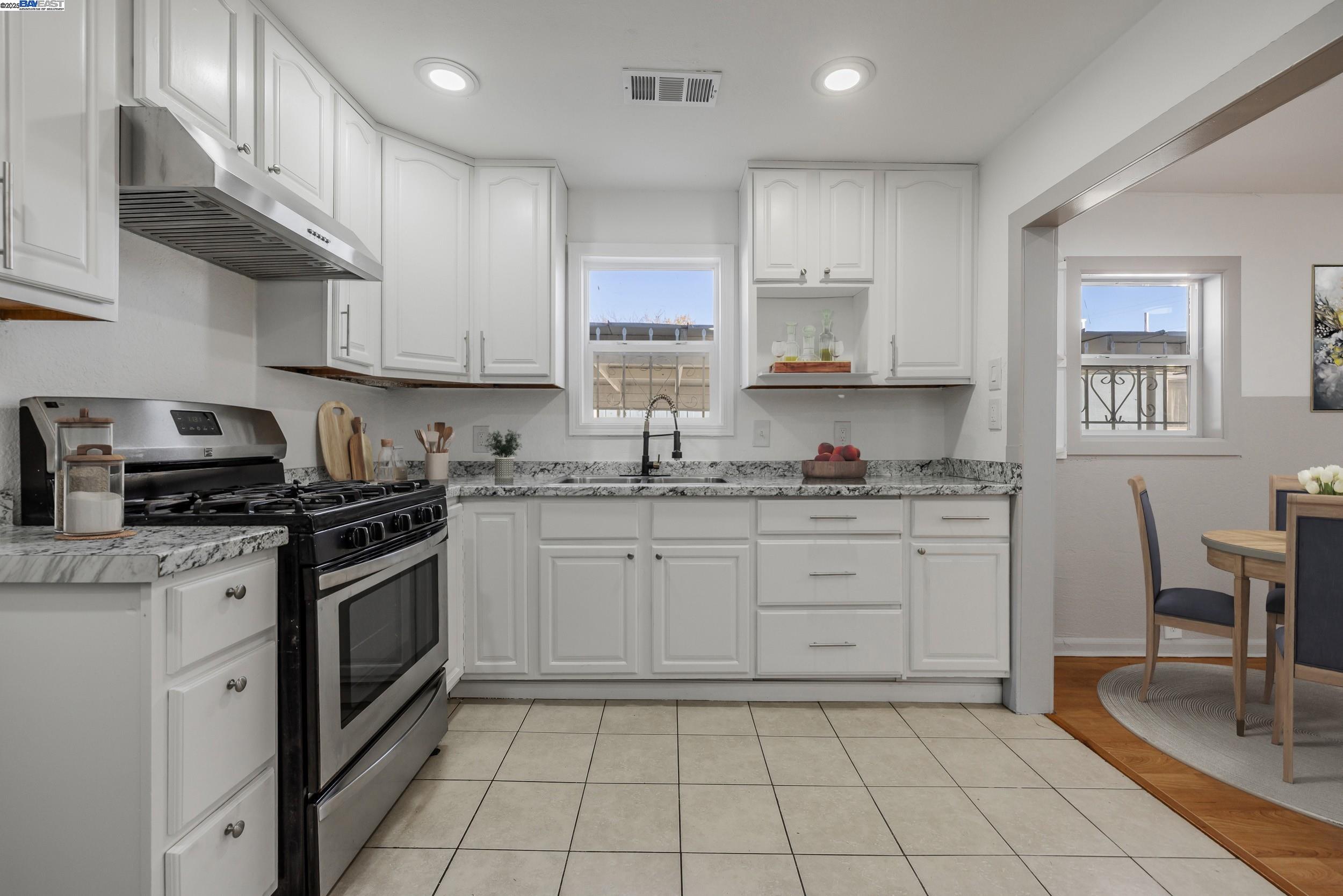 Detail Gallery Image 10 of 32 For 1127 60th Ave, Oakland,  CA 94621 - 4 Beds | 2 Baths