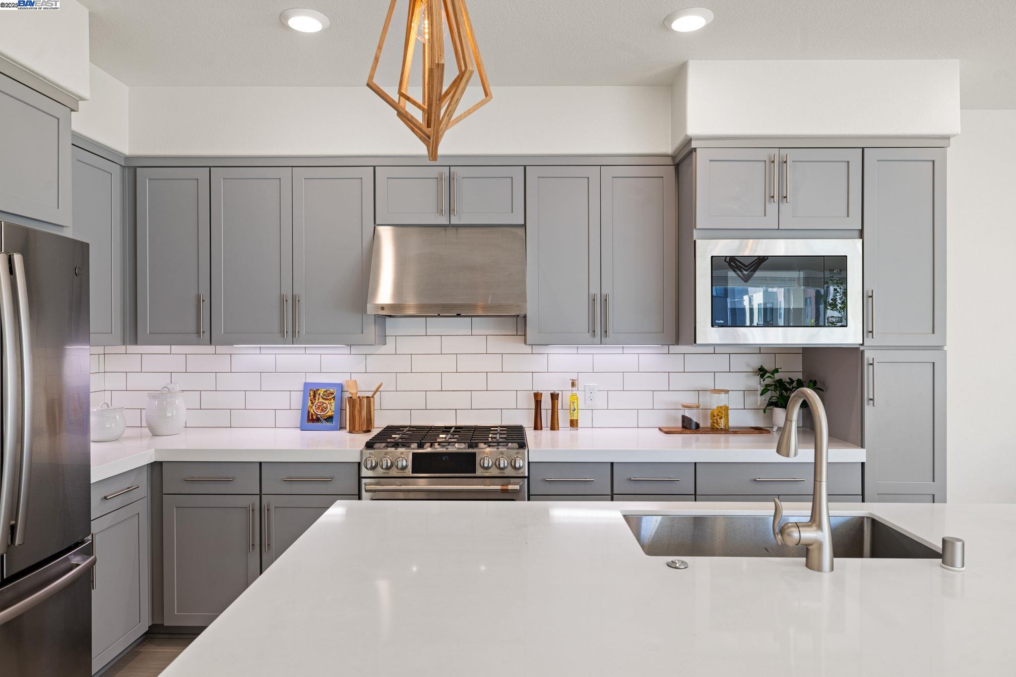 Detail Gallery Image 3 of 28 For 3838 Development Ter #1001,  Fremont,  CA 94538 - 2 Beds | 2/1 Baths