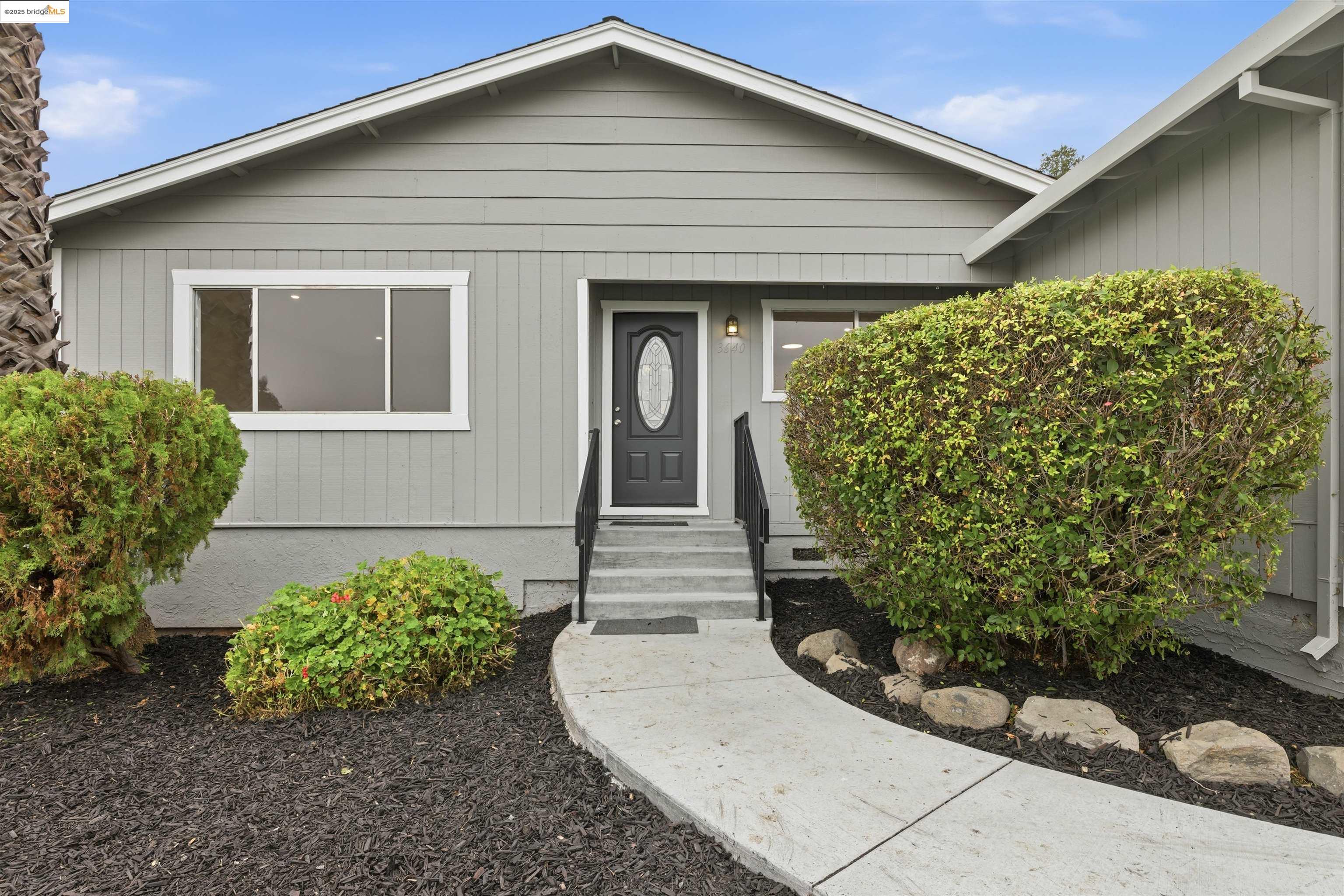 Detail Gallery Image 2 of 39 For 3640 Sun View Terrace, Concord,  CA 94520 - 4 Beds | 2 Baths