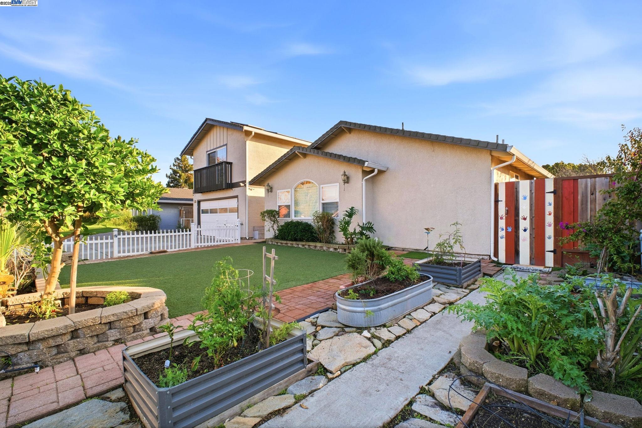 Detail Gallery Image 4 of 41 For 36357 Spruce St., Newark,  CA 94560 - 5 Beds | 3/1 Baths