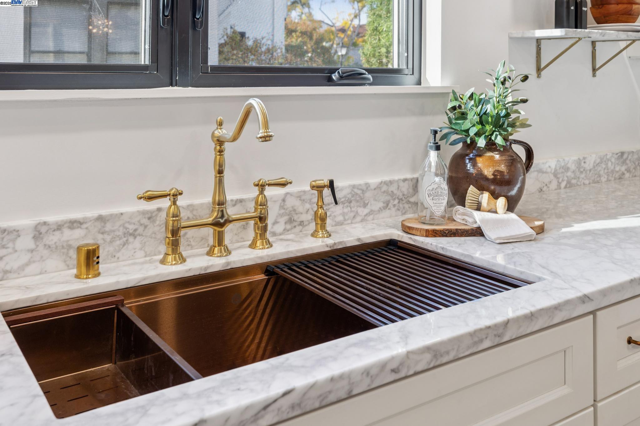 Detail Gallery Image 20 of 60 For 1728 Cambridge Dr, Alameda,  CA 94501 - 4 Beds | 3/1 Baths