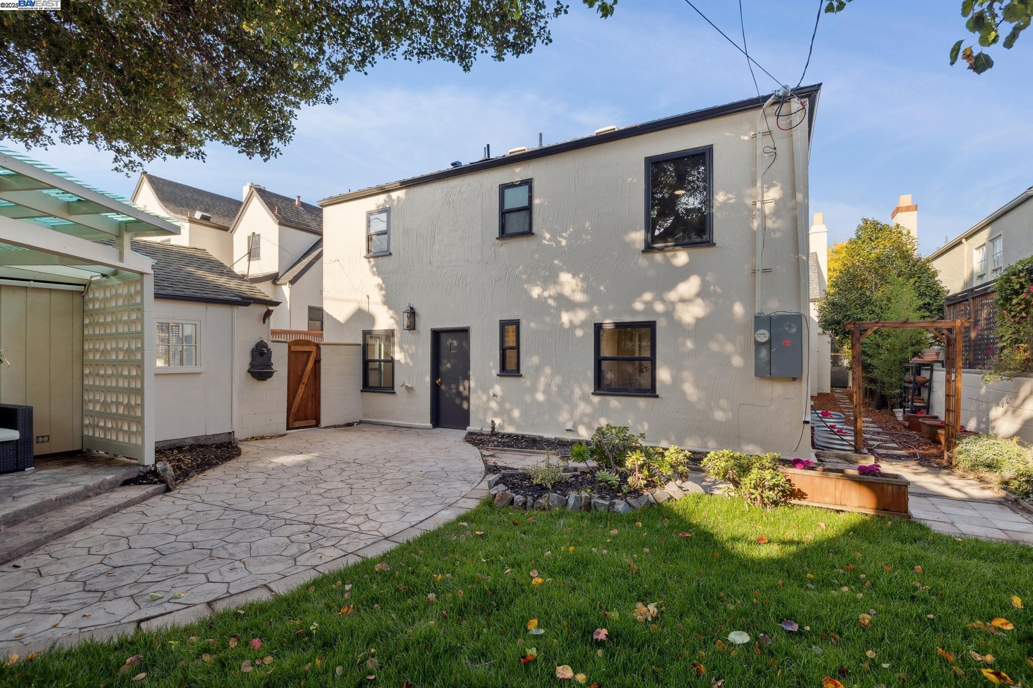 Detail Gallery Image 52 of 60 For 1728 Cambridge Dr, Alameda,  CA 94501 - 4 Beds | 3/1 Baths