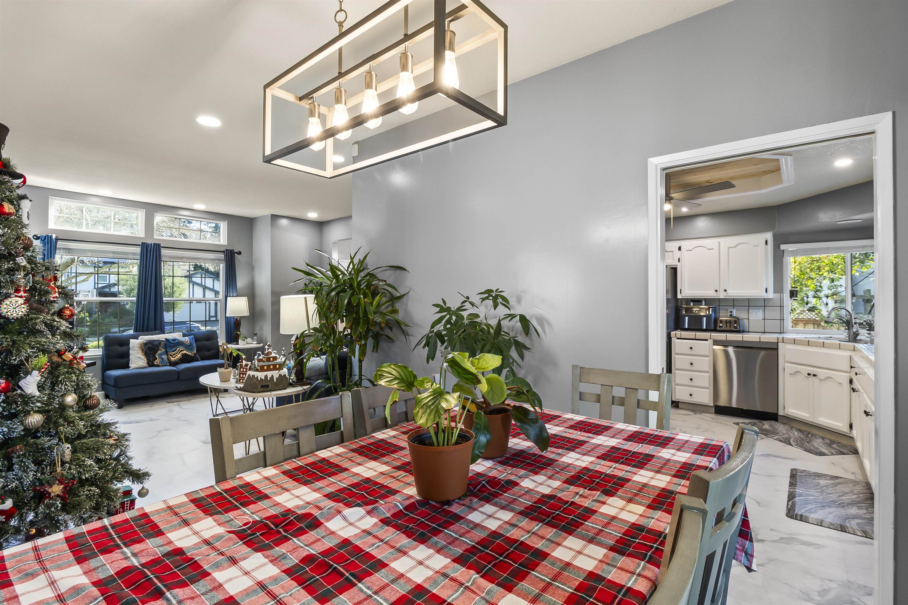 Detail Gallery Image 12 of 52 For 415 Oakwood Cir, Fairfield,  CA 94534 - 4 Beds | 2/1 Baths