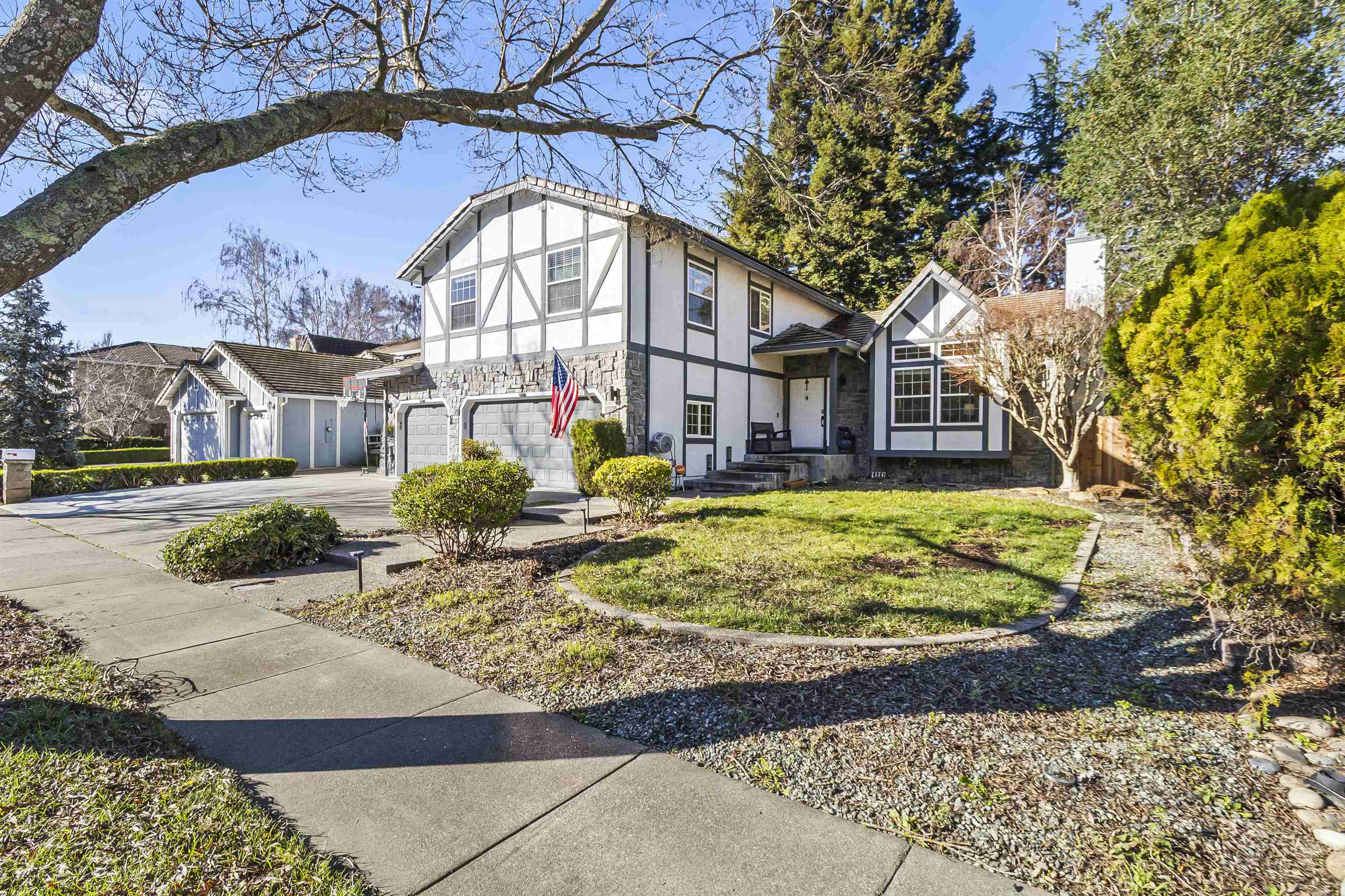 Detail Gallery Image 4 of 52 For 415 Oakwood Cir, Fairfield,  CA 94534 - 4 Beds | 2/1 Baths