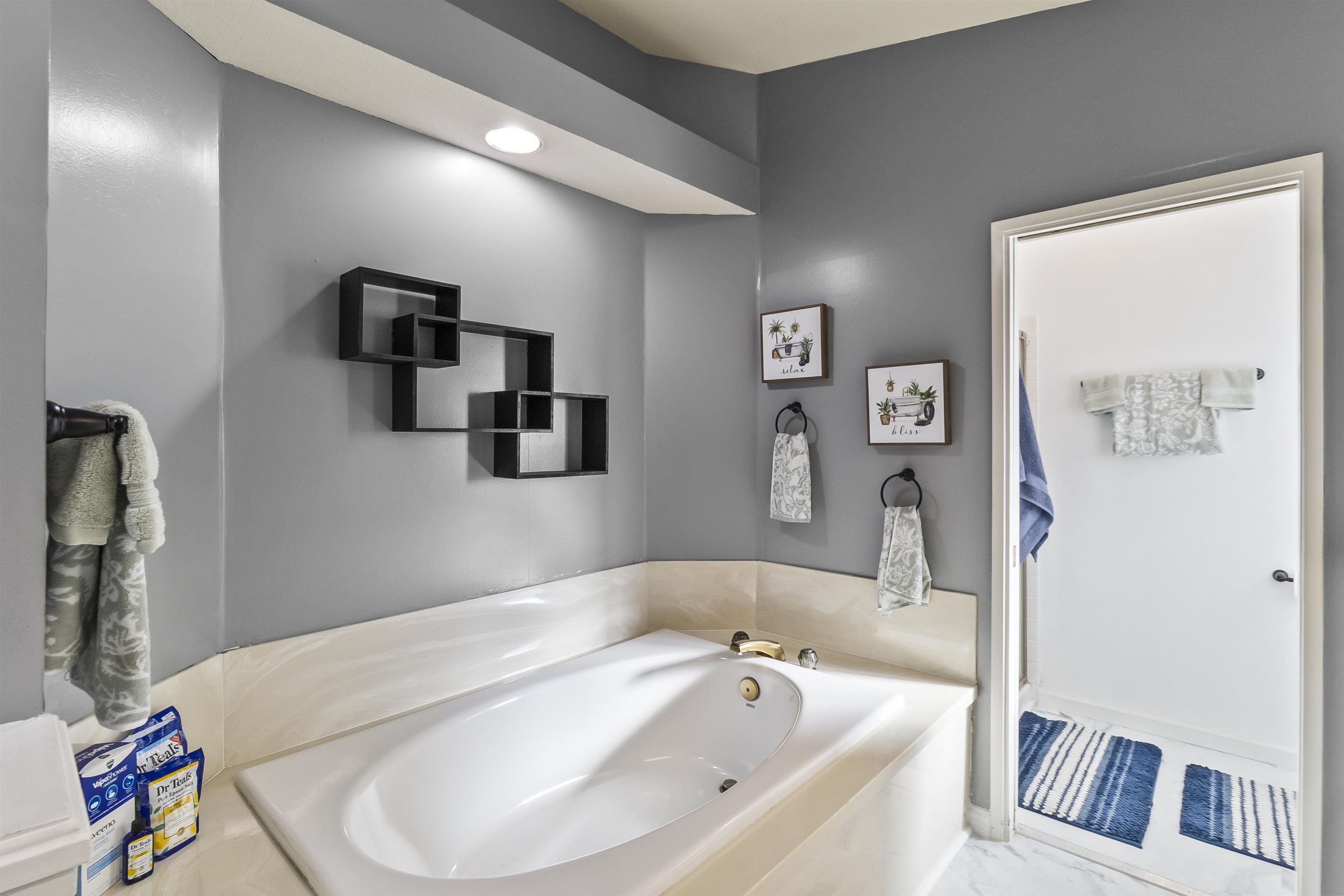 Detail Gallery Image 31 of 52 For 415 Oakwood Cir, Fairfield,  CA 94534 - 4 Beds | 2/1 Baths