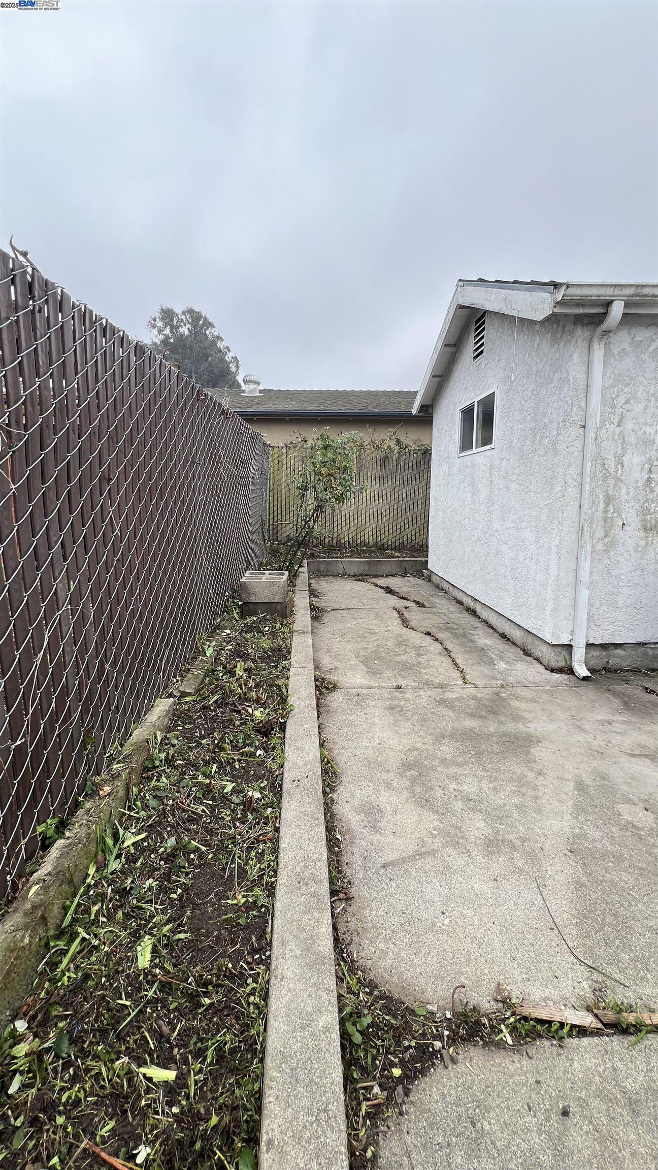 Detail Gallery Image 9 of 25 For 5152 Hilltop Dr, El Sobrante,  CA 94803 - 2 Beds | 1 Baths