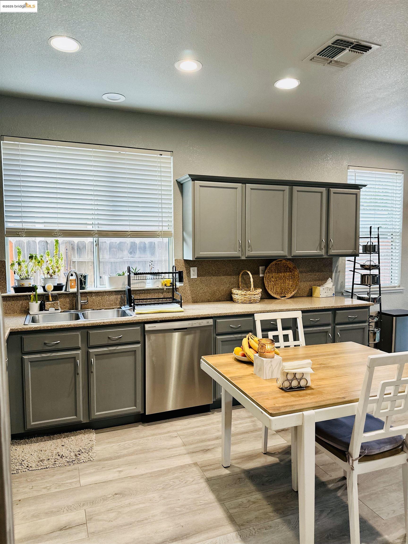 Detail Gallery Image 2 of 35 For 4519 Twin Creeks Court, Tracy,  CA 95377-9999 - 4 Beds | 2/1 Baths