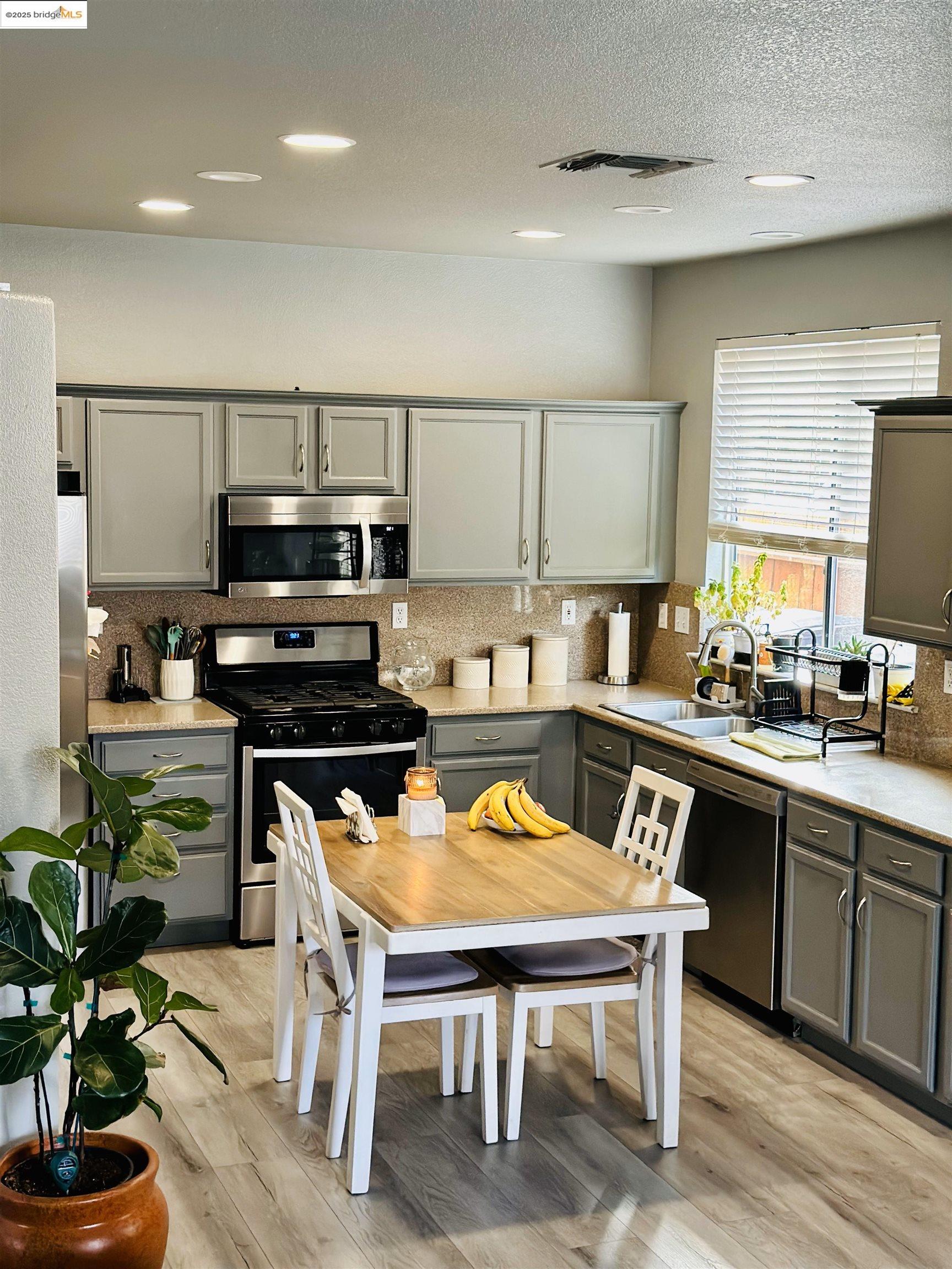 Detail Gallery Image 3 of 35 For 4519 Twin Creeks Court, Tracy,  CA 95377-9999 - 4 Beds | 2/1 Baths