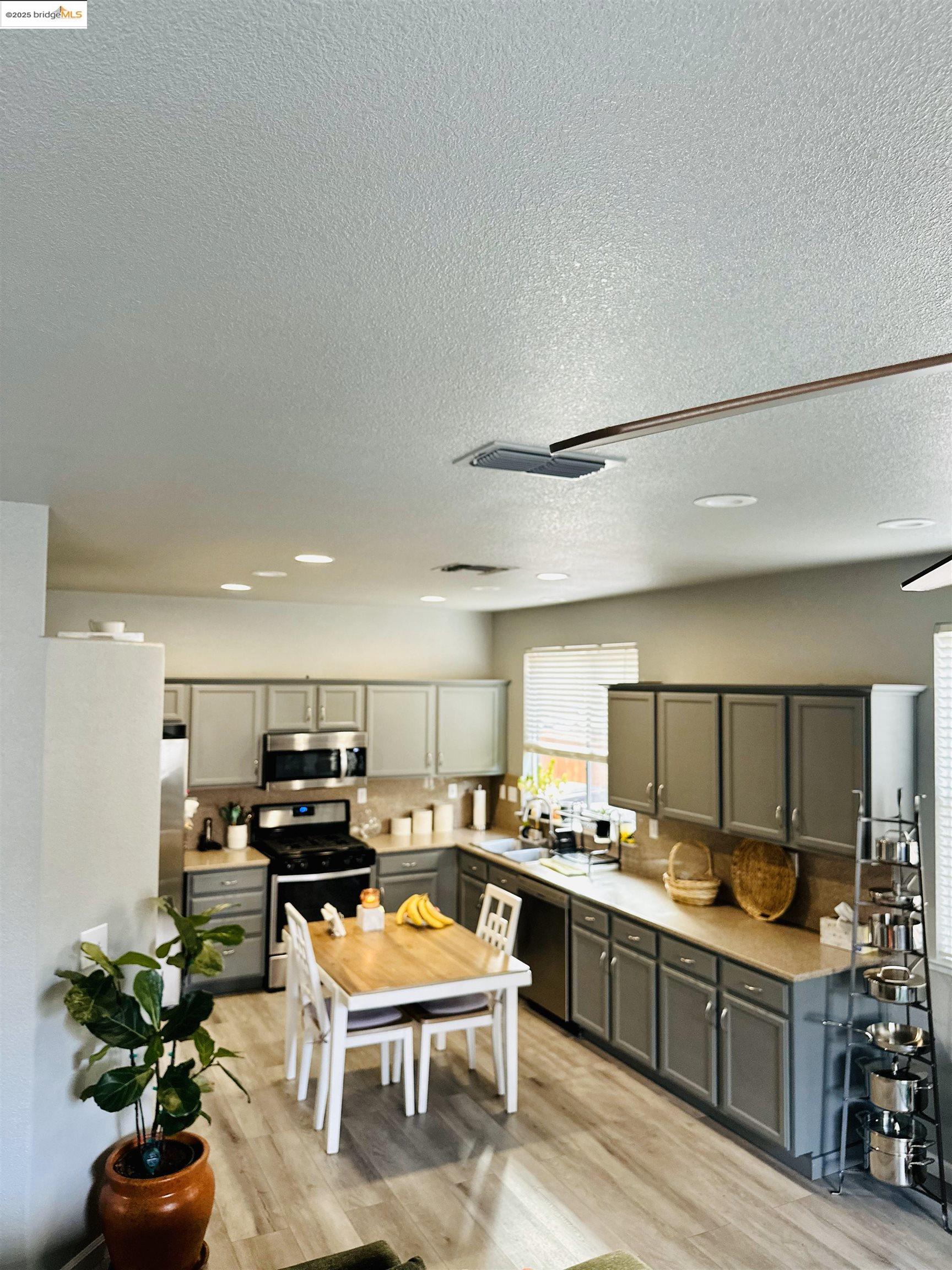 Detail Gallery Image 4 of 35 For 4519 Twin Creeks Court, Tracy,  CA 95377-9999 - 4 Beds | 2/1 Baths