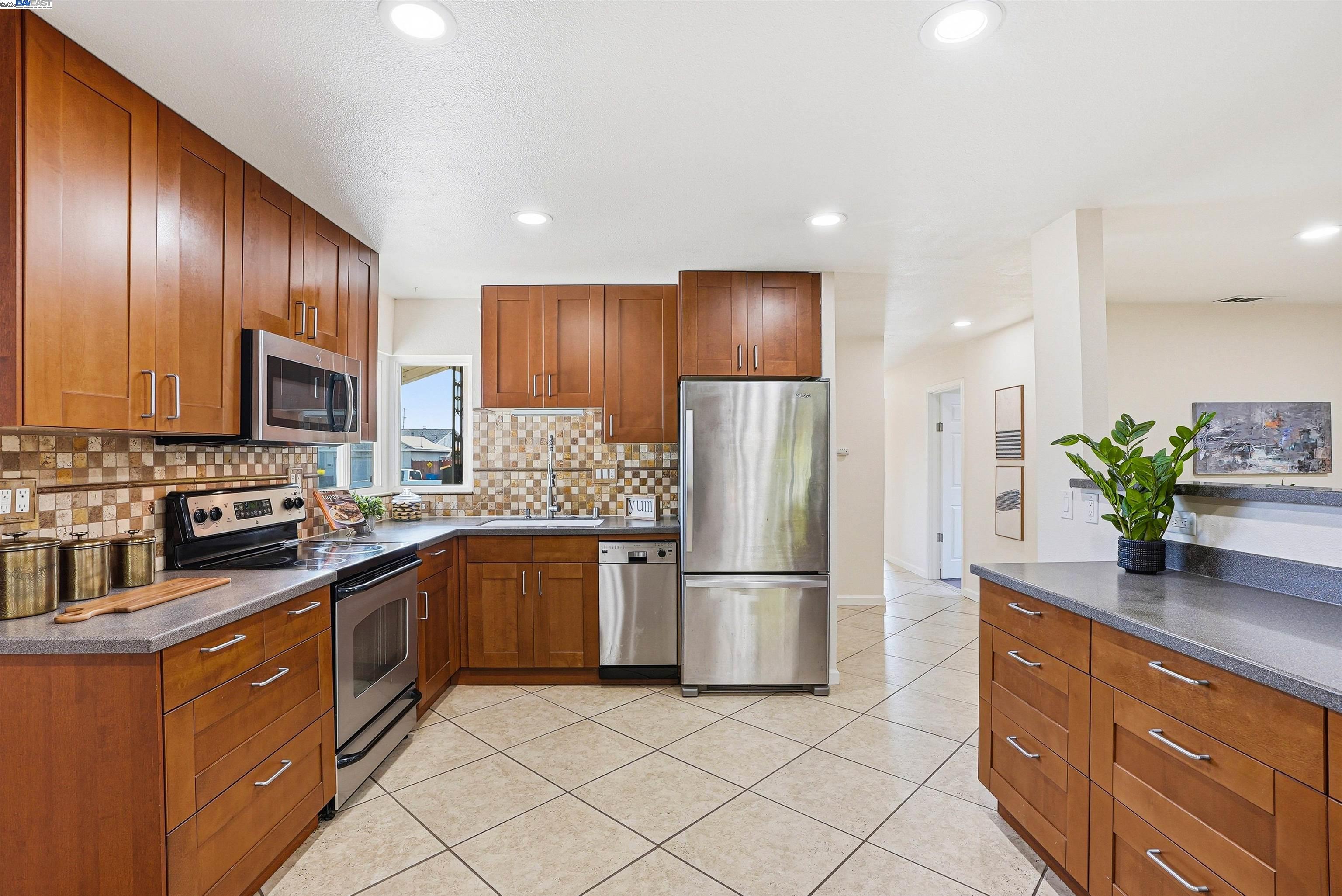 Detail Gallery Image 4 of 33 For 6179 Tourraine Dr, Newark,  CA 94560 - 3 Beds | 2 Baths