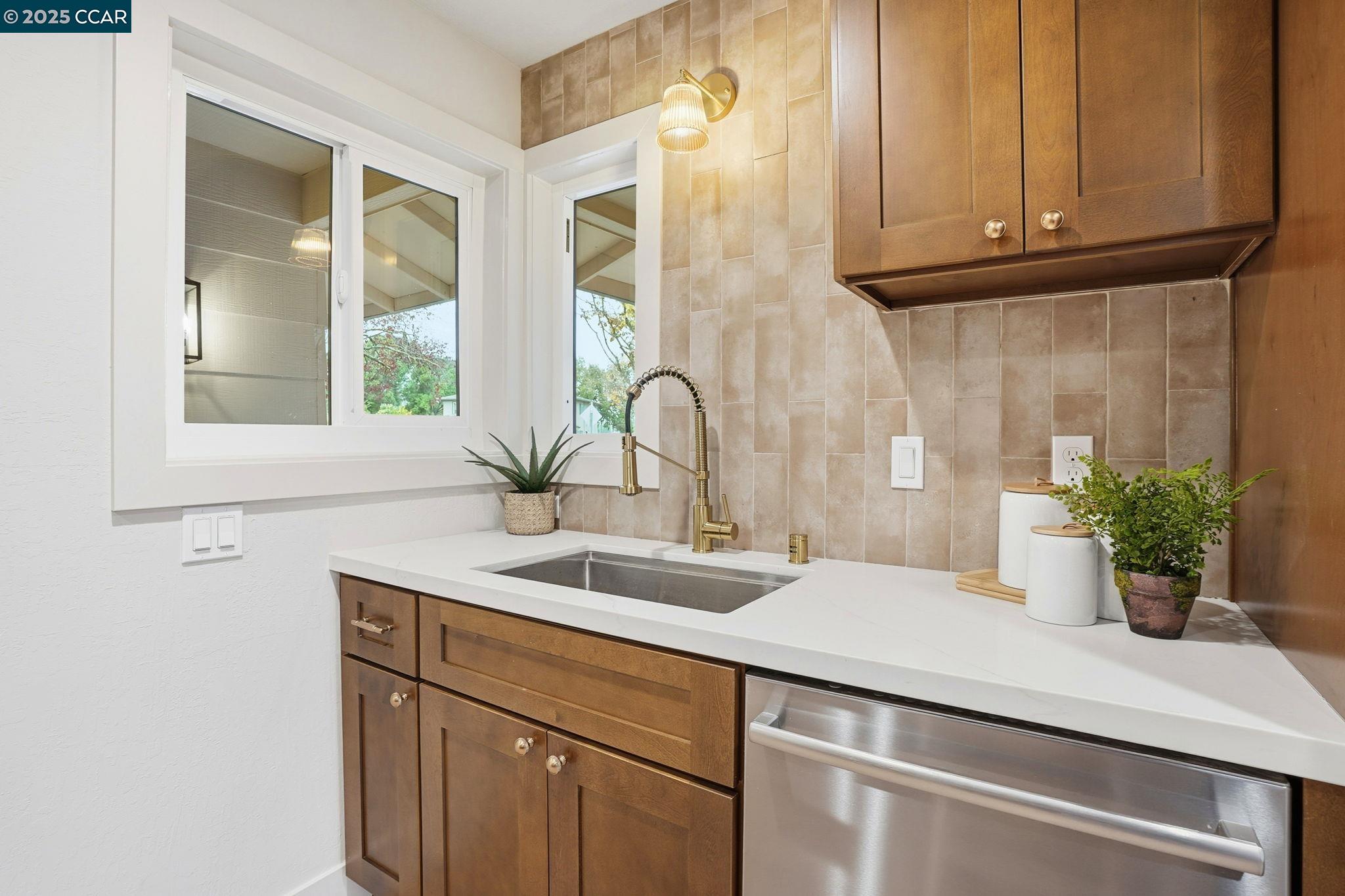 Detail Gallery Image 13 of 39 For 1400 Whitman Rd, Concord,  CA 94518 - 3 Beds | 2 Baths