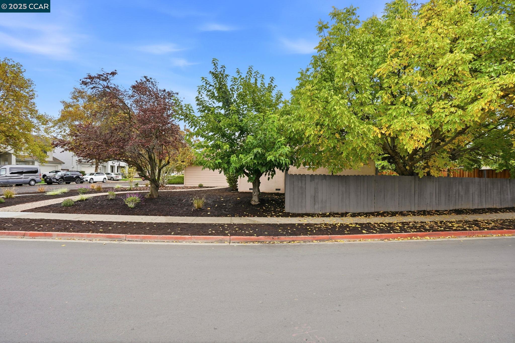 Detail Gallery Image 5 of 39 For 1400 Whitman Rd, Concord,  CA 94518 - 3 Beds | 2 Baths