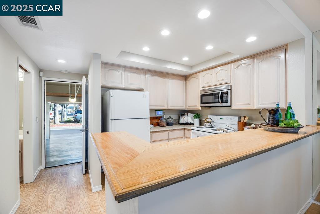 Photo #8: 41118293 Listing: Photo #8