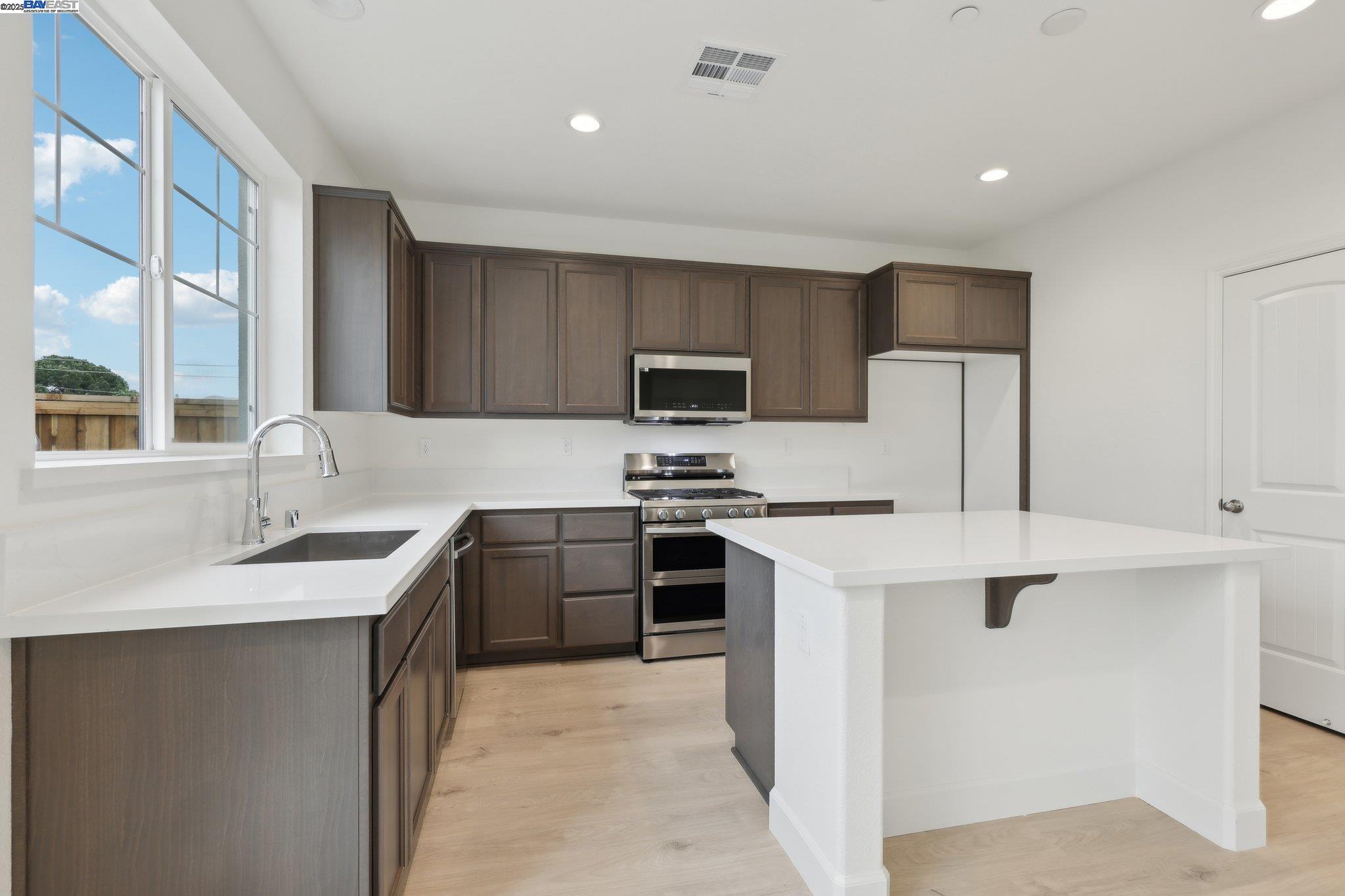 Detail Gallery Image 12 of 35 For 231 Mindy Way, Pittsburg,  CA 94565 - 3 Beds | 2/1 Baths