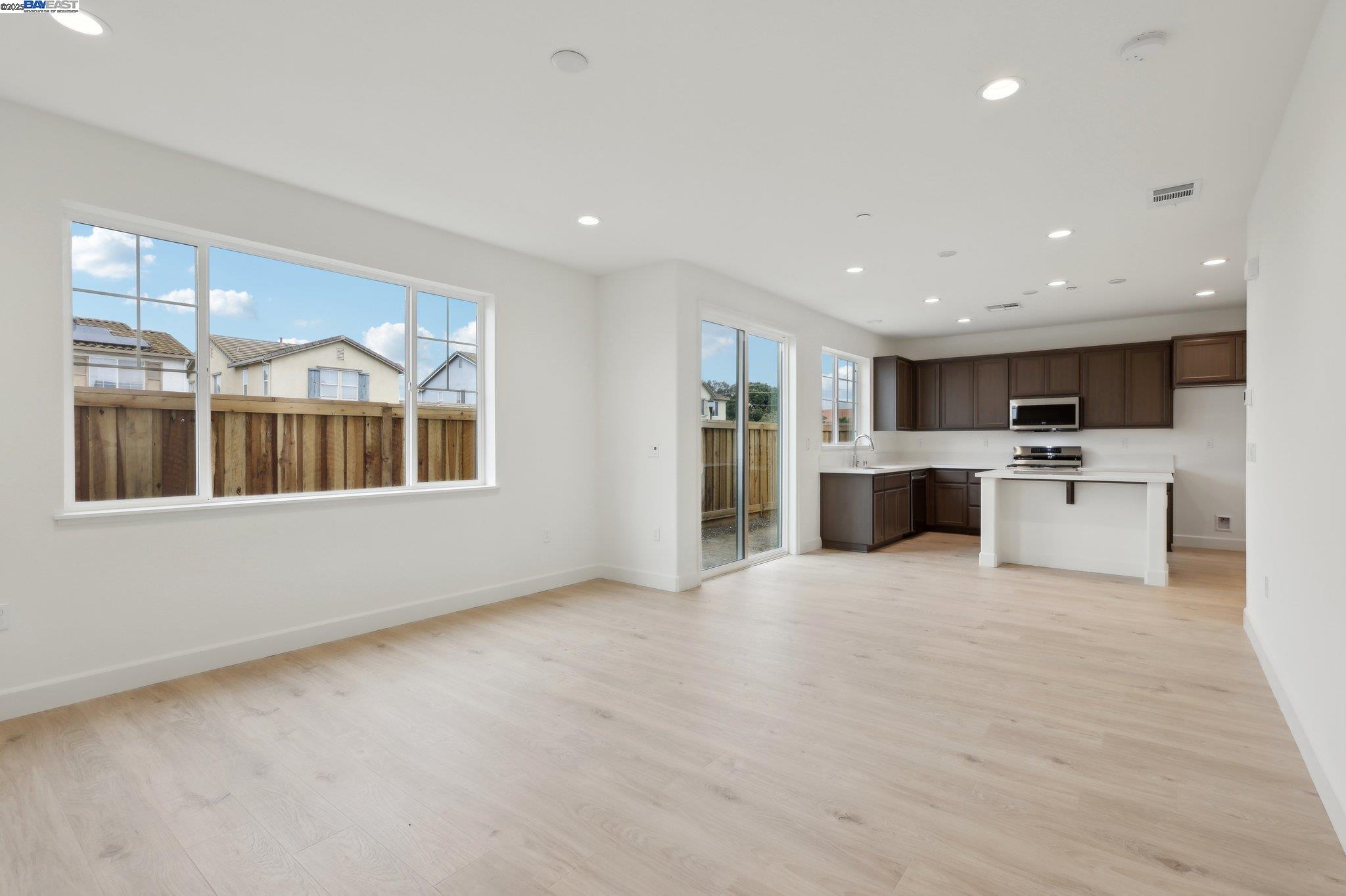 Detail Gallery Image 15 of 35 For 231 Mindy Way, Pittsburg,  CA 94565 - 3 Beds | 2/1 Baths